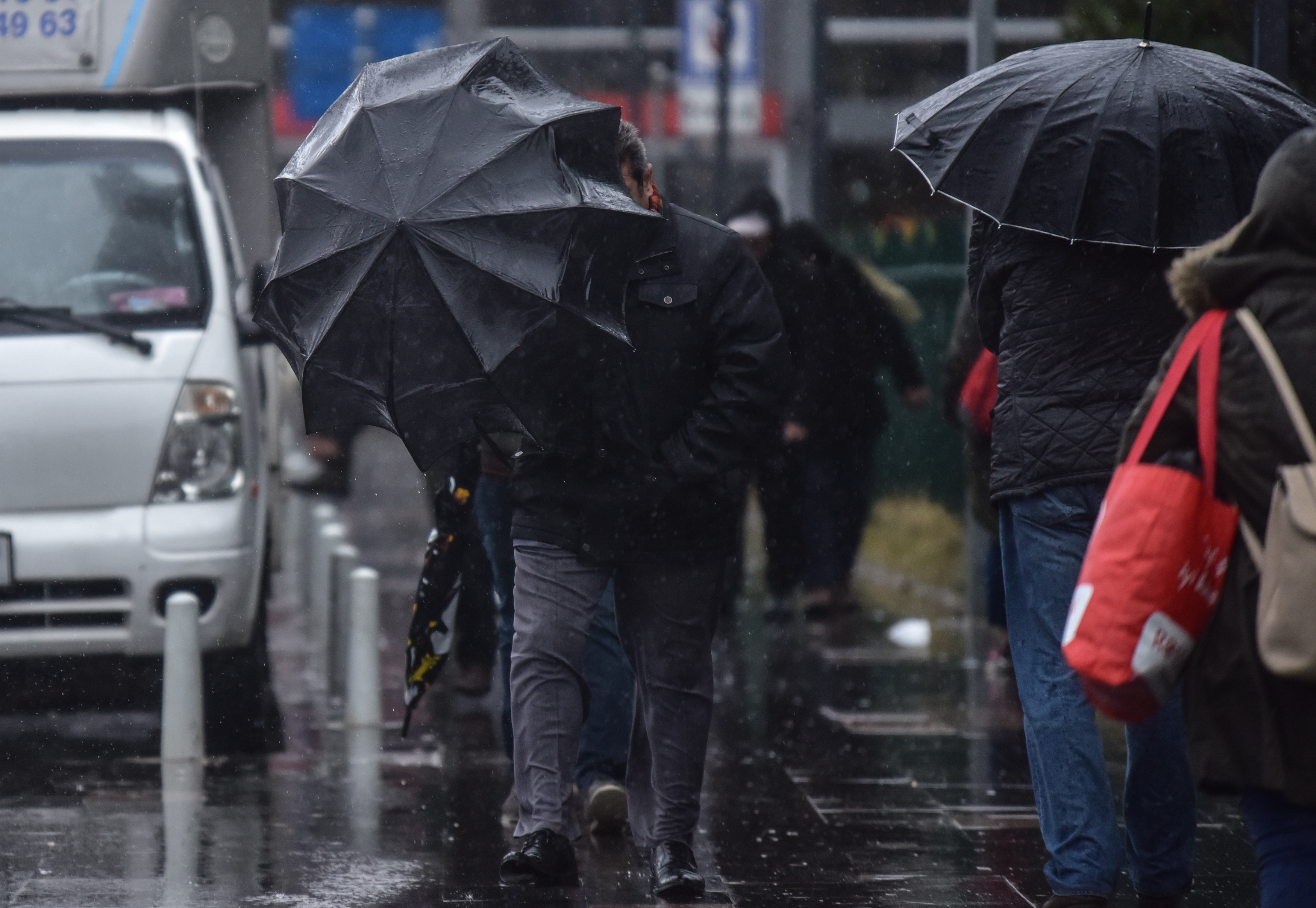 meteorolojiden kuvvetli yagis uyarisi istanbul kocaeli sakarya canakkale bursa hava durumu yeni safak