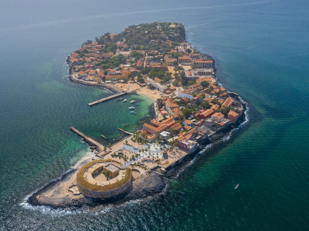 Köleleştirilen Afrikalıların yaşadığı trajediyi turizm ve sanatla haykıran Goree Adası