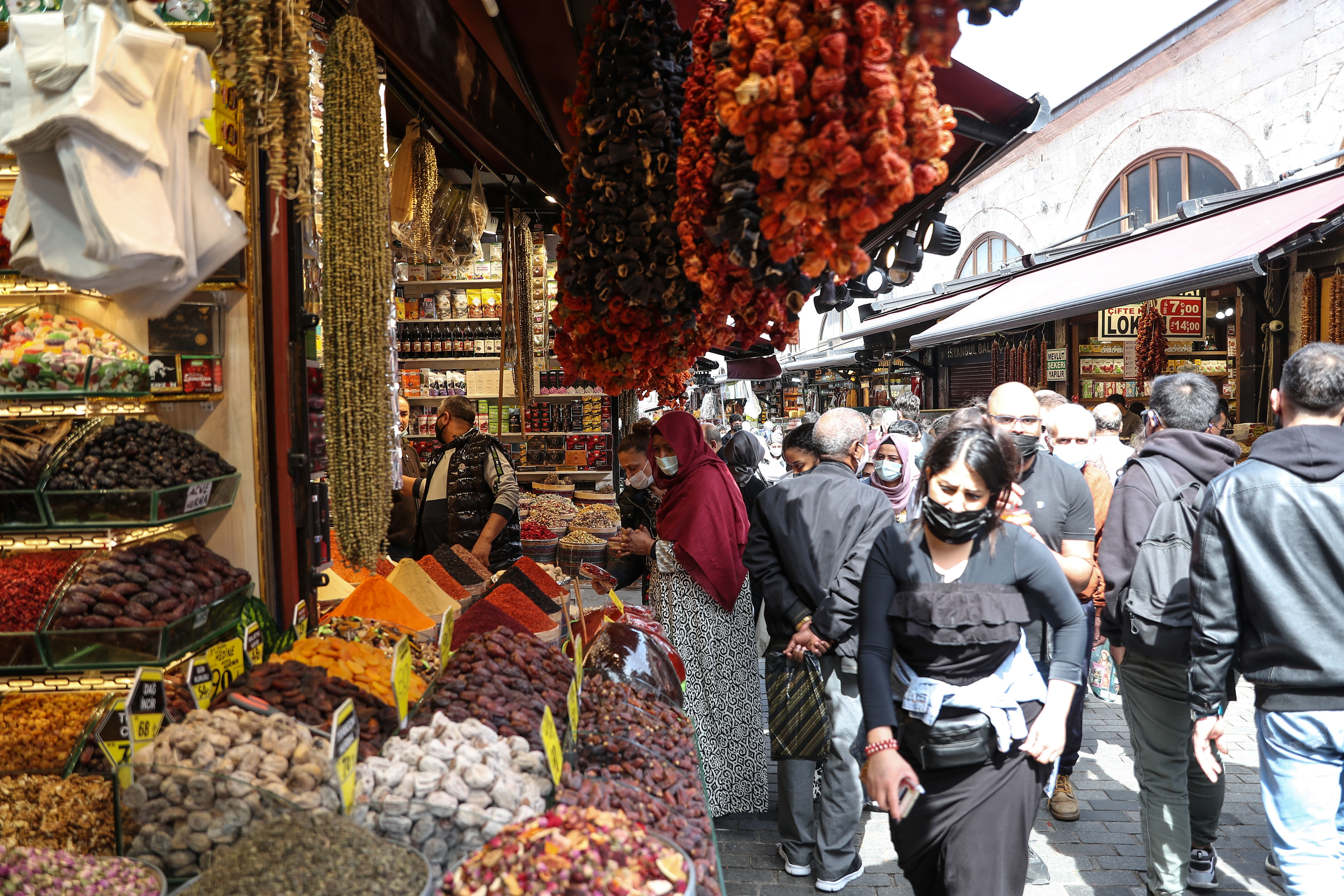 eminonu esnafi turistler icin dukkanlari acti yeni safak