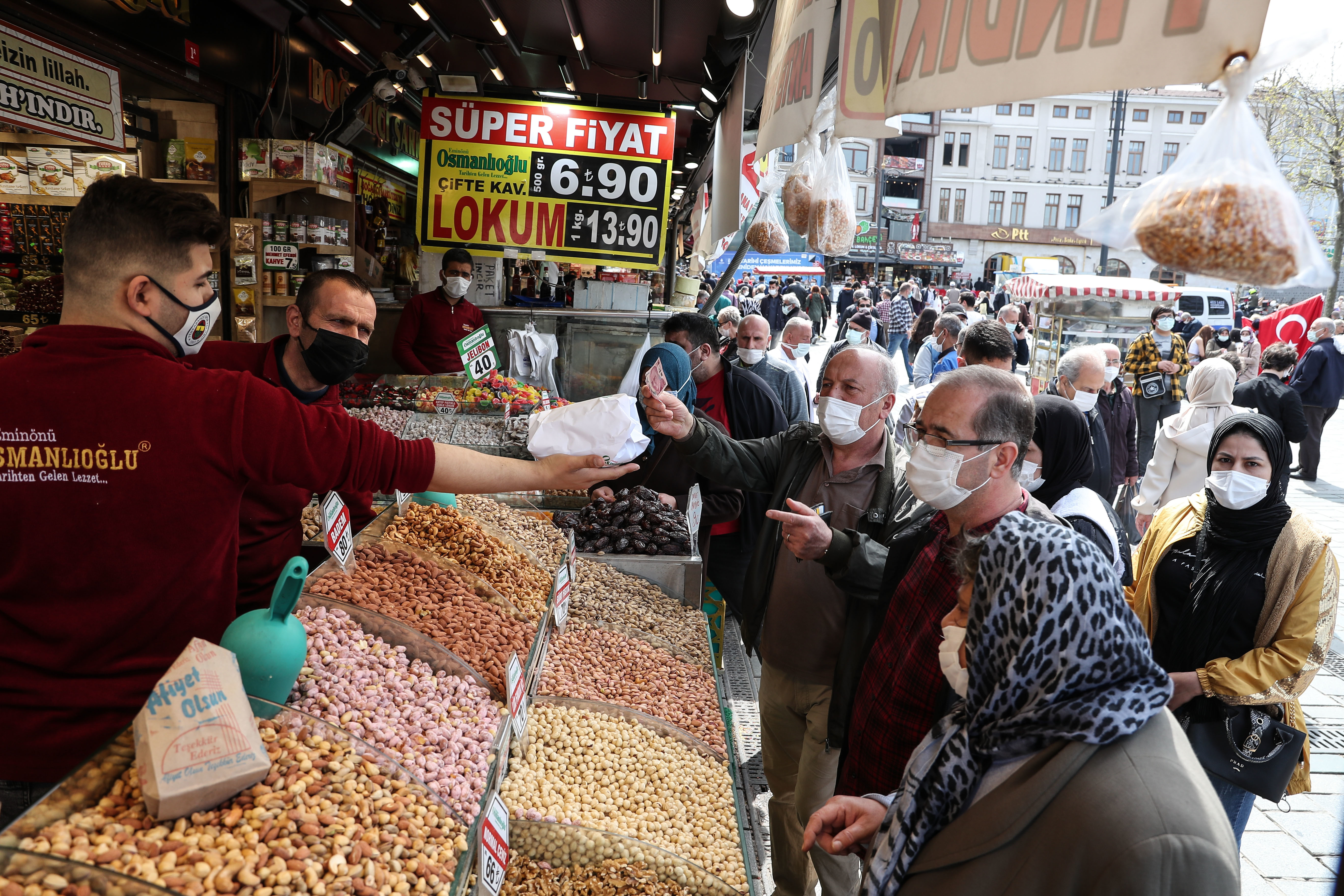 eminonu esnafi turistler icin dukkanlari acti yeni safak