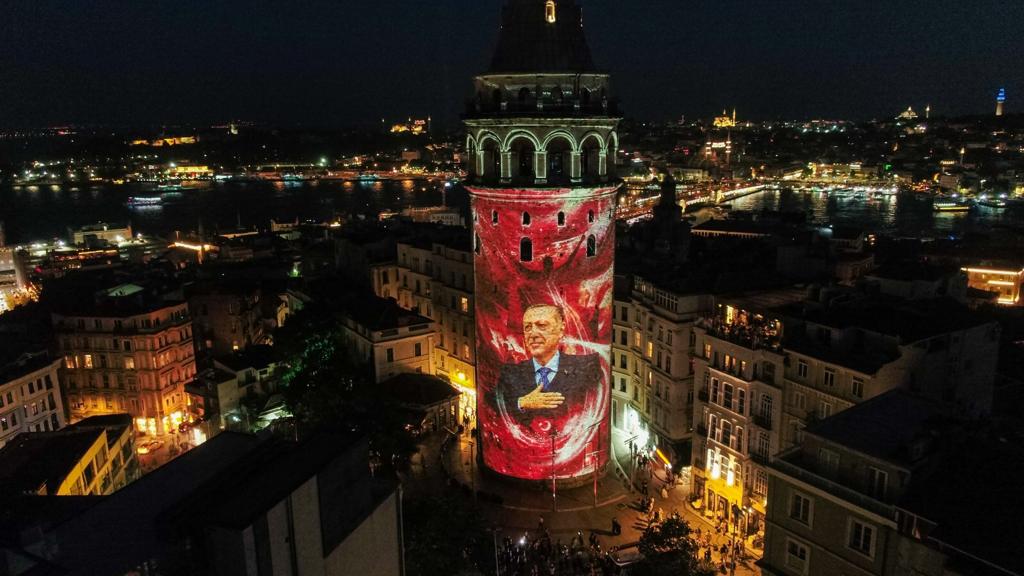 Galata ve Ayasofya'da 15 Temmuz temalı mapping ve koreografi gösterisi  sergilendi - Yeni Şafak
