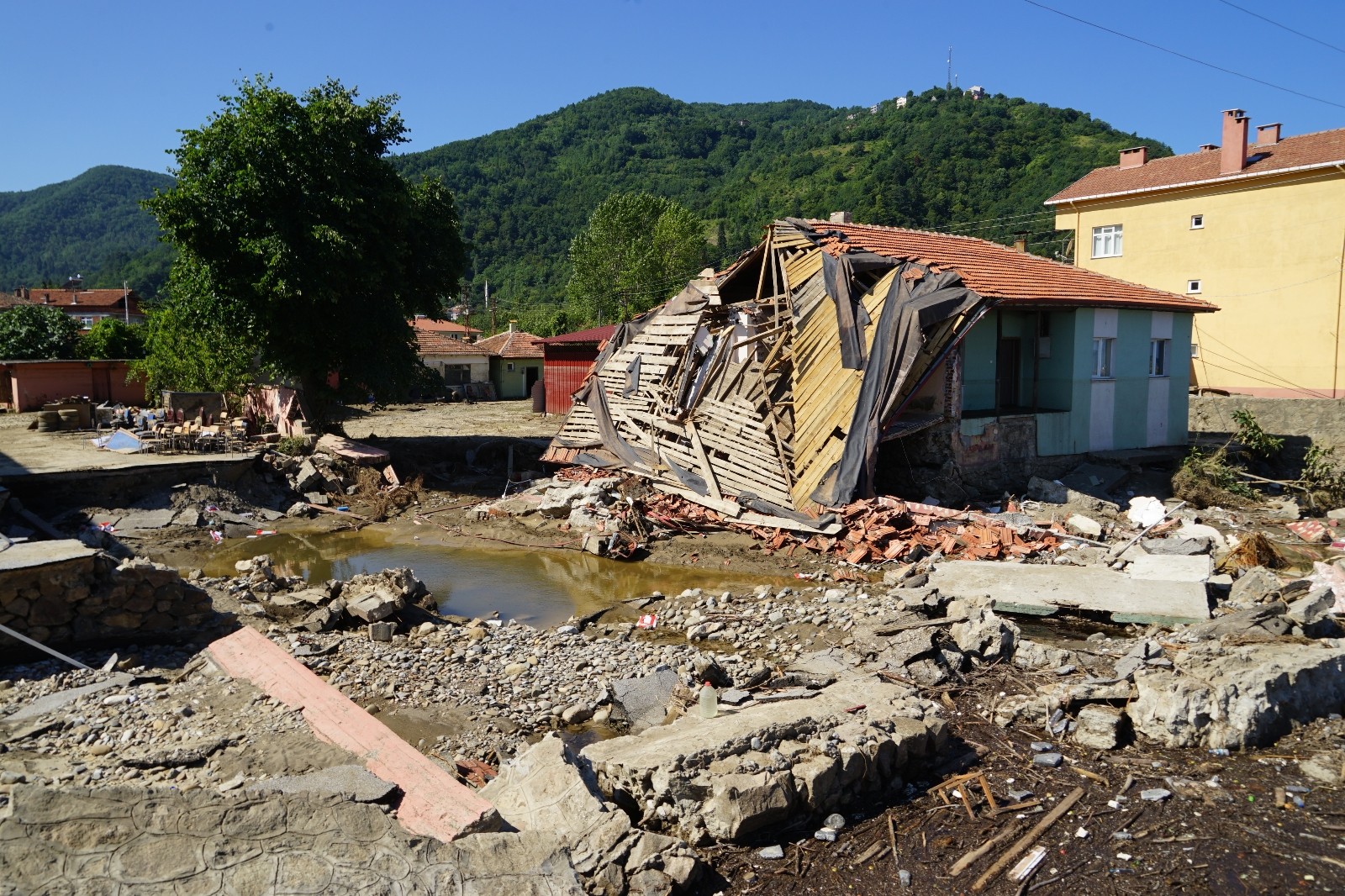 Selde yıkılan bina suların yönünü değiştirdi: 8 kişinin hayatı kurtuldu