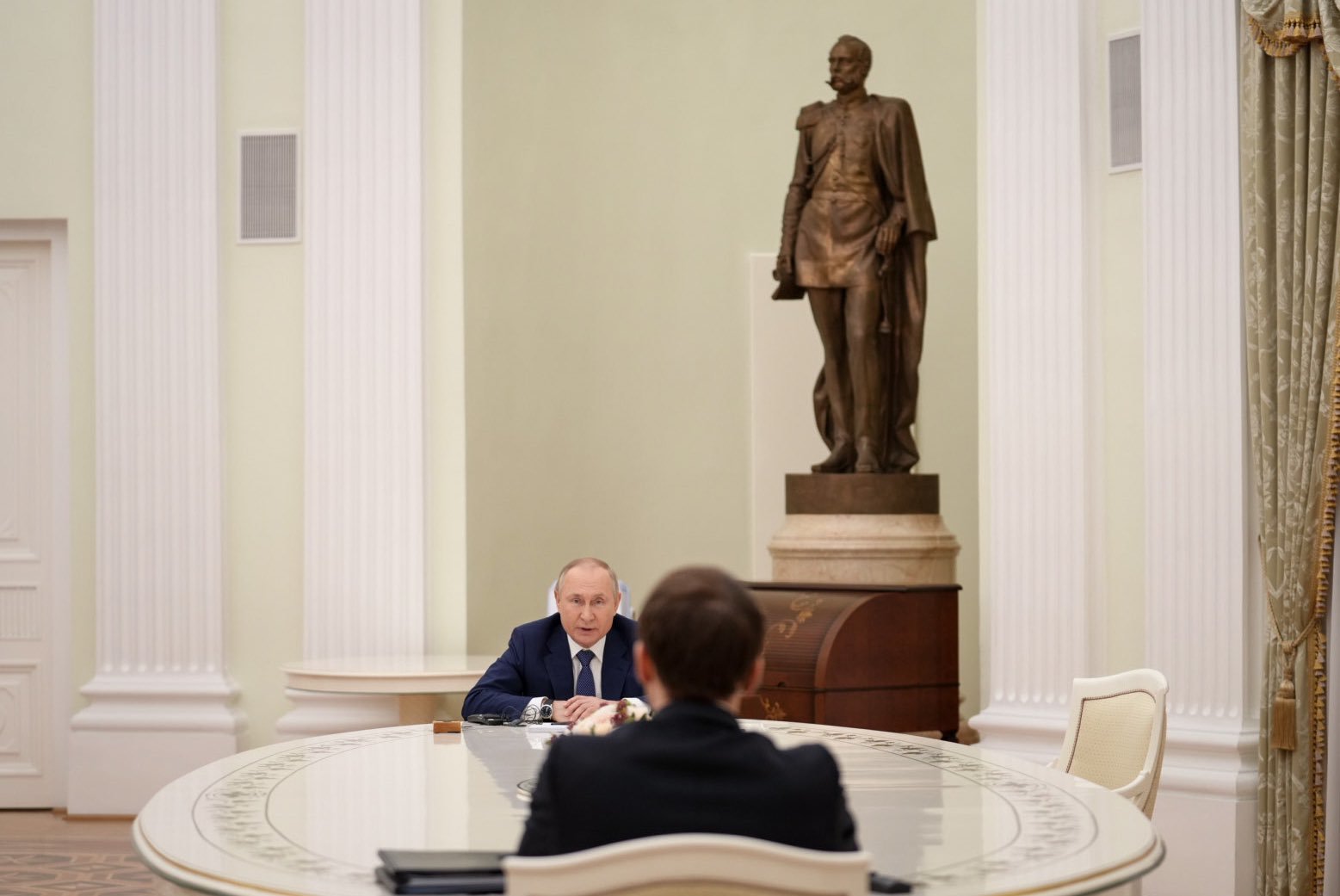 Стол переговоров Путина и Макрона
