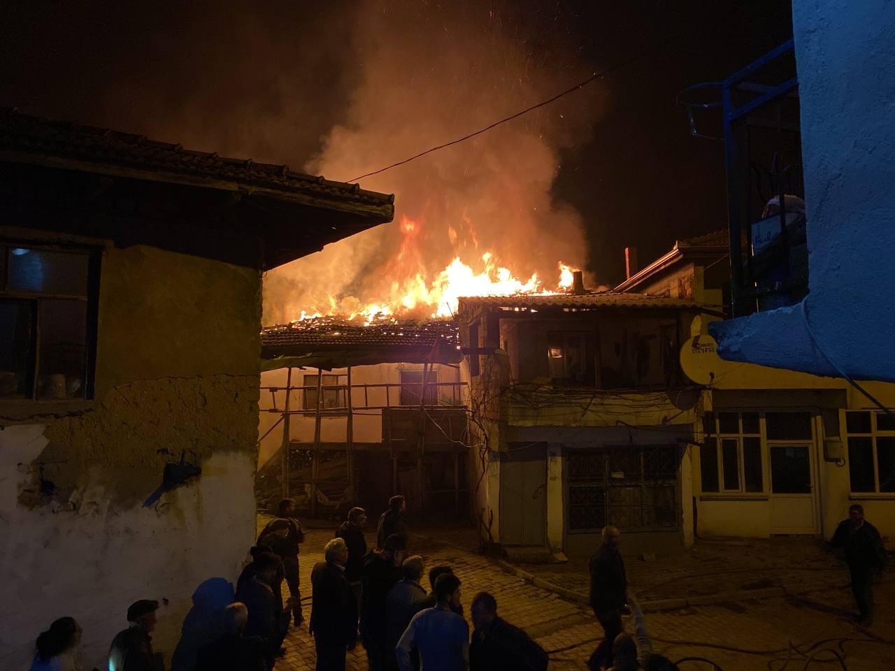 Balıkesir'de korkutan yangın: Mahalle halkının müdahalesi faciayı önledi
