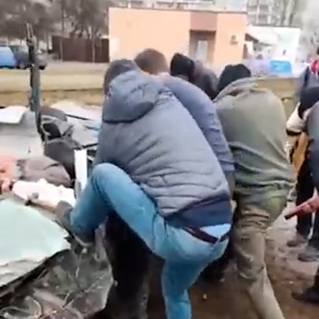 Rus tankının ezdiği araçtaki Ukraynalı kadın sağ olarak kurtarıldı
