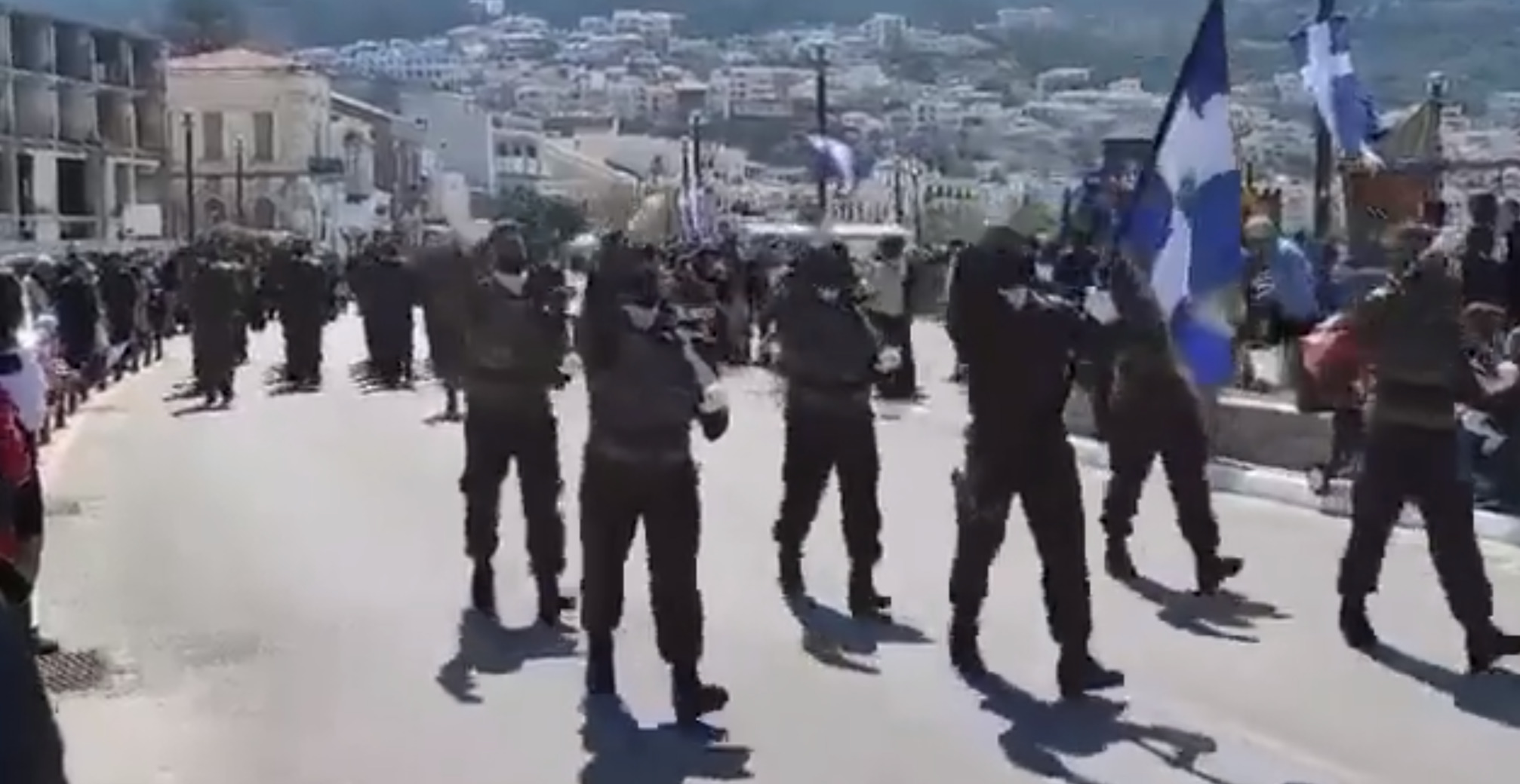 Yunan yine tahrik peşinde: Sisam Adası'nda askeri geçit töreni düzenledi