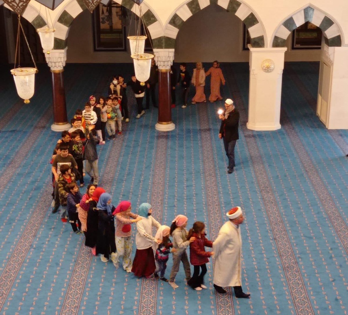 Çocuklara camiyi sevdirmek isteyen imamdan harika yöntem: 'Kutu kutu pense'