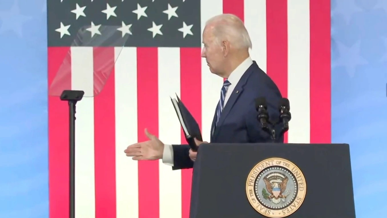 Cumhuriyetçiler Biden'ın boşlukla tokalaşmasını mizah konusu yaptı - Yeni Şafak