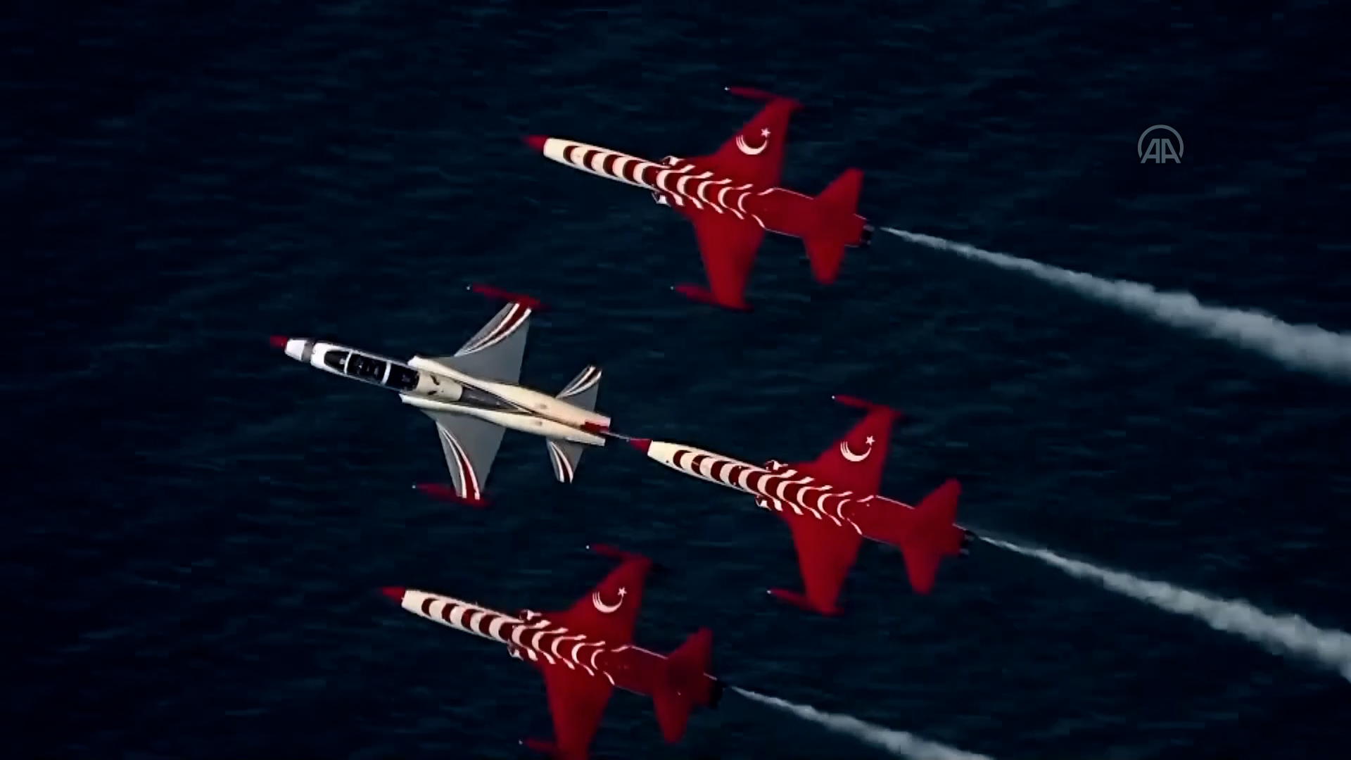 Türk Yıldızları'nın gösterisi Bayraktar AKINCI TİHA'nın kamerasında