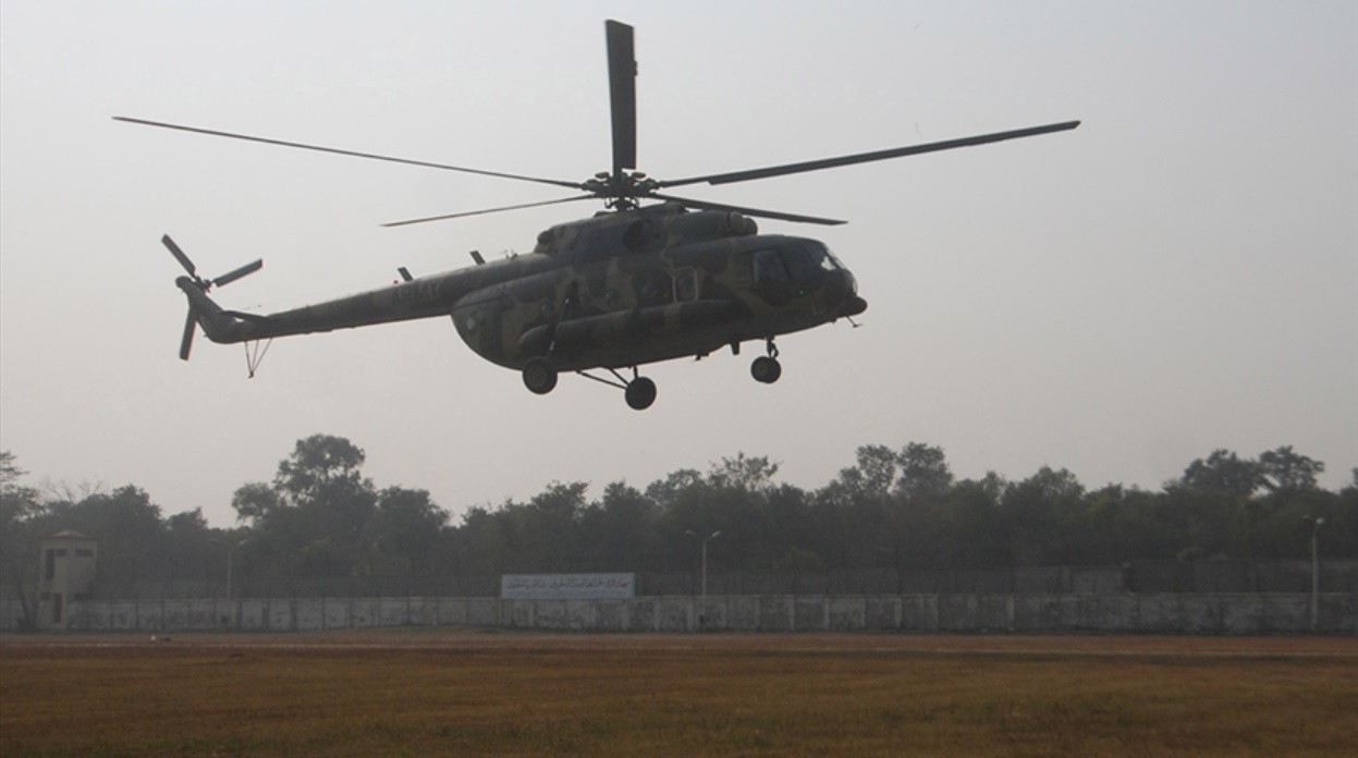 Pakistan'da içinde bir korgeneralin de bulunduğu helikopter düştü