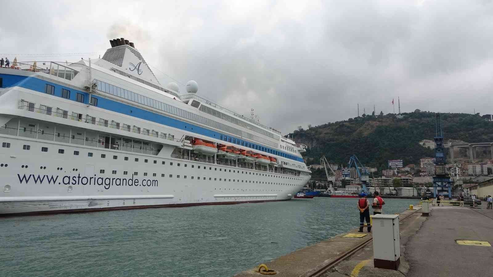 Trabzon Limanı beş yıl aradan sonra ilk kez bir Kruvaziyer gemisini ağırladı