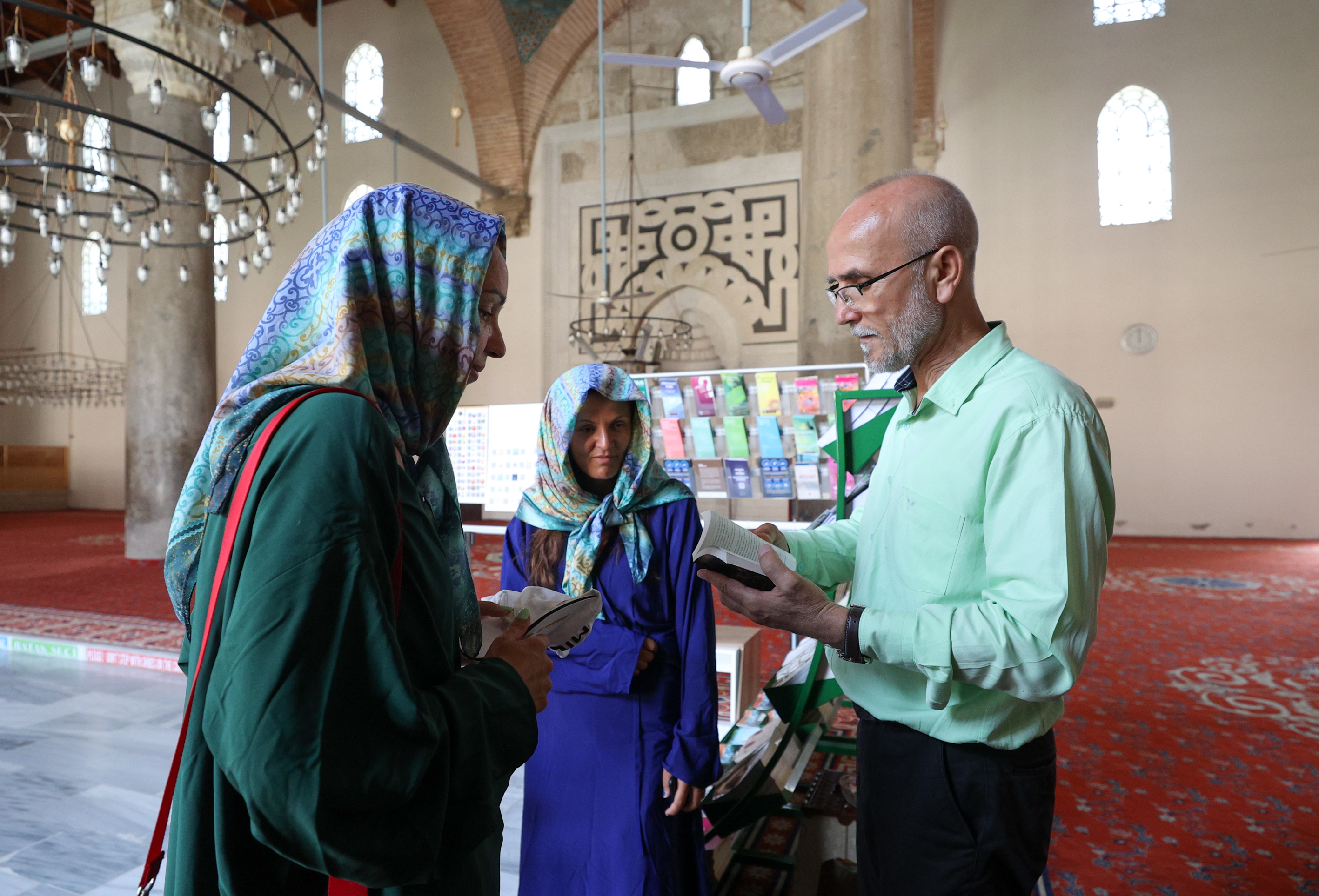 Şehit babası imam İbrahim Taşdemir camiye gelen turistlere 25 dilde hitap edip abdest almayı öğretiyor
