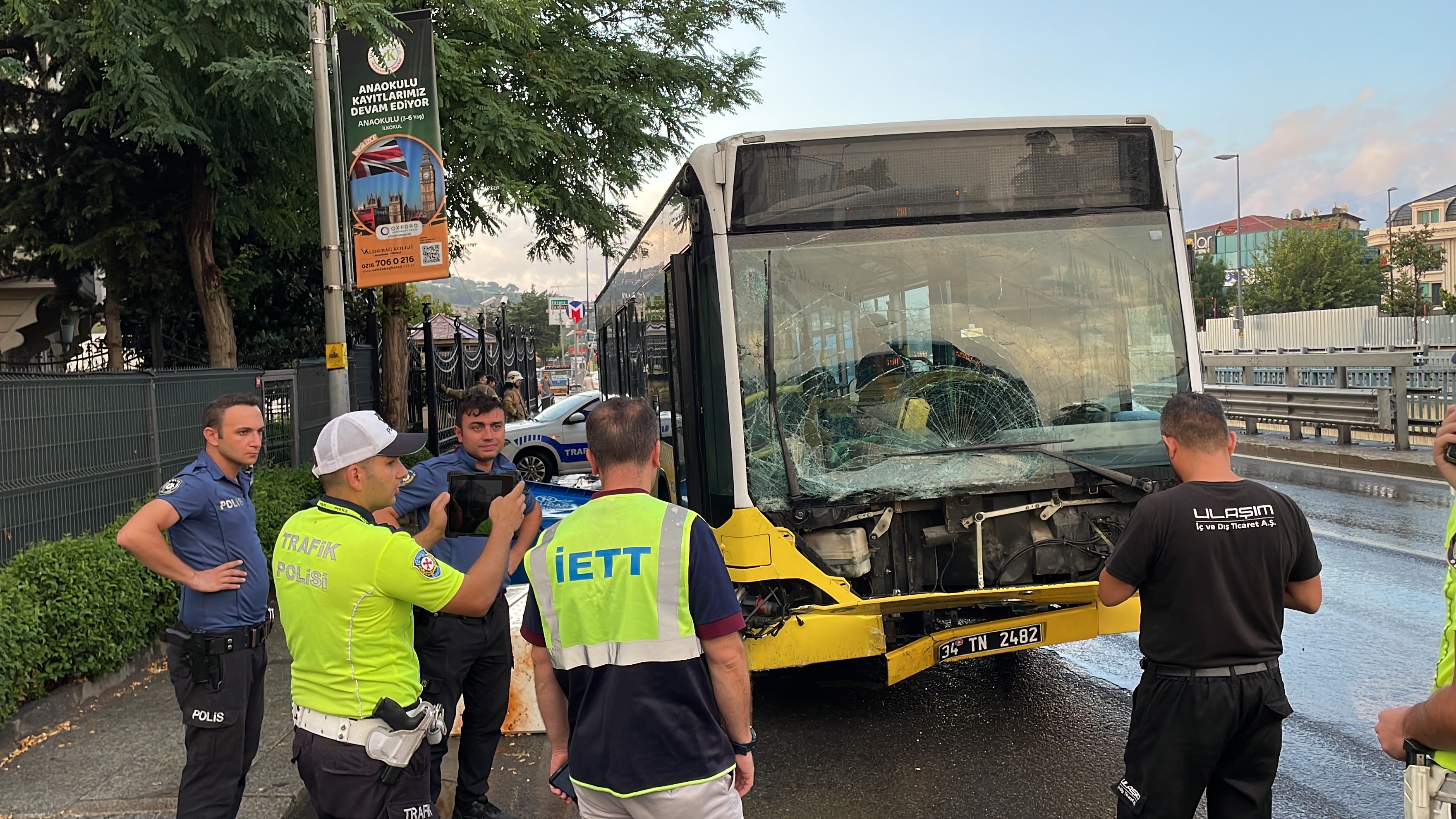 Üsküdar’da İETT otobüsü kaza yaptı: Araçta yolcu olmaması faciayı önledi