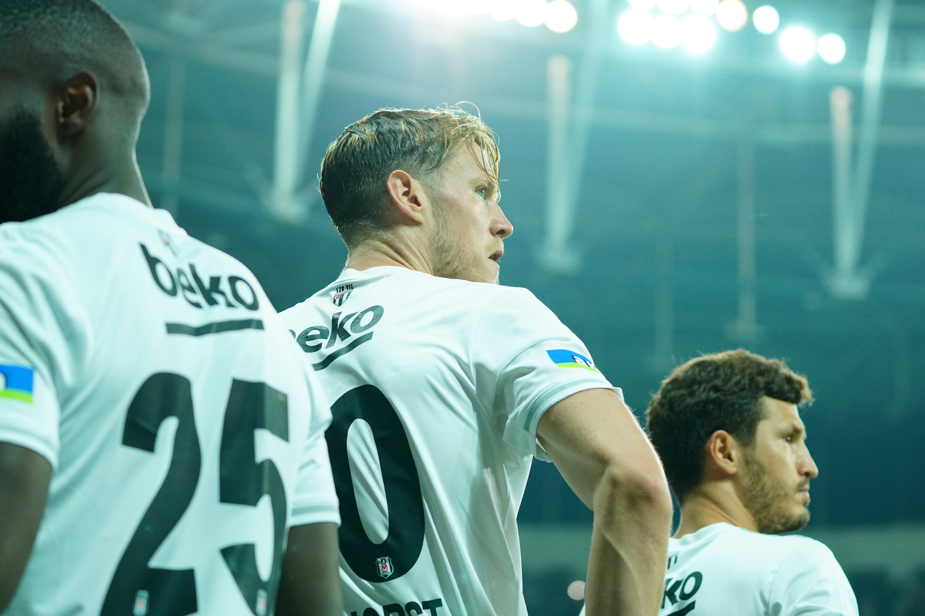 Pensando na Copa do Mundo, Weghorst vai para o Besiktas por empréstimo de  uma temporada