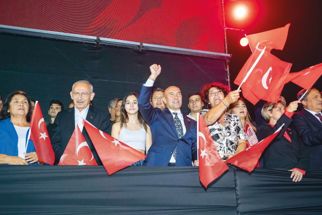 İzmir'in kurtuluşu töreninde Osmanlı’yı suçlayan CHP’li Tunç Soyer’e tepki çığ gibi: İflah olmaz bir cahillik