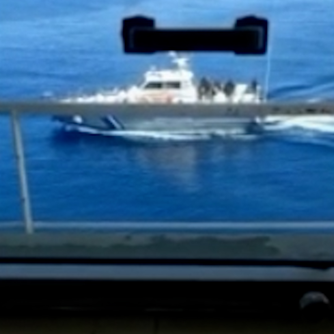 Yunanistan Ege'de ticari gemiye ateş açtı: O anlar kamerada