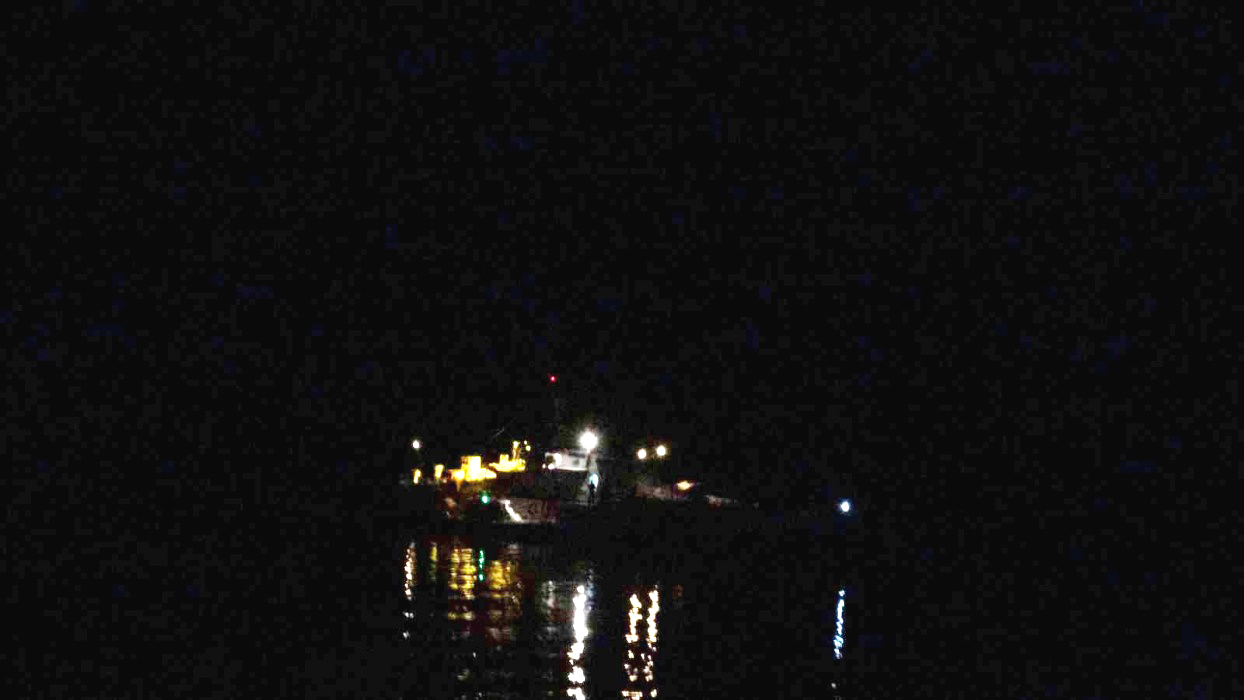 Yunan Sahil Güvenliği tarafından ateş açılan gemi Karanlık Liman’a demirledi