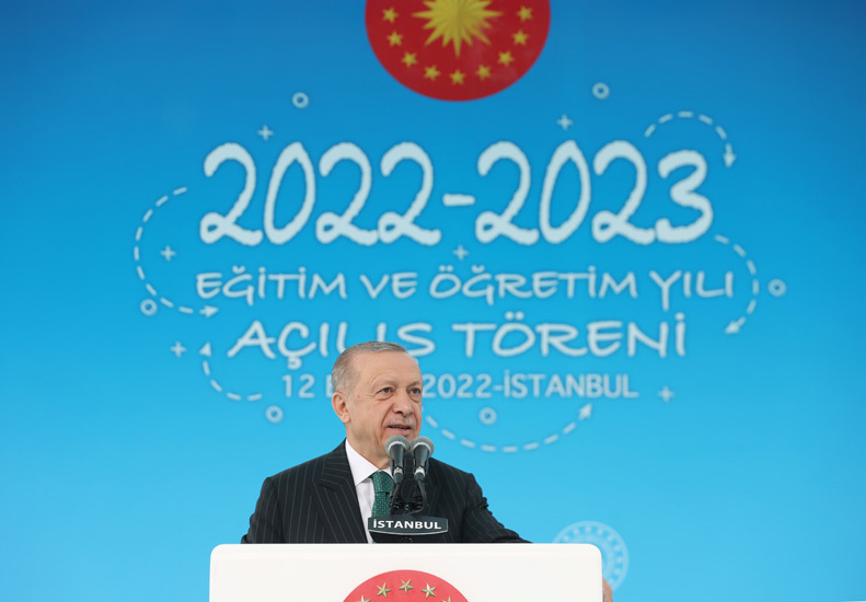 Cumhurbaşkanı Erdoğan gençlere seslendi: Sosyal medyanın size gerçeklerden kopuk sahte bir evrene hapsetmesine izin vermeyin