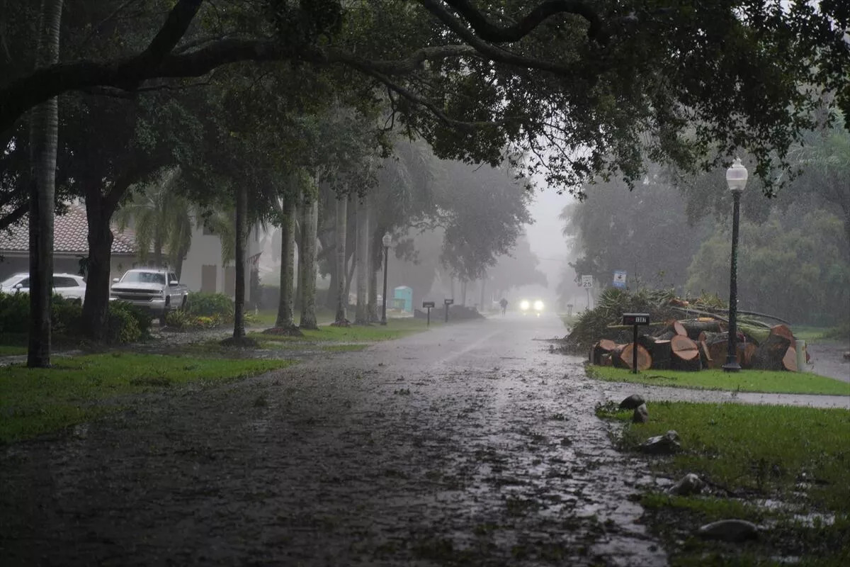 Florida’da kasırga 2,5 milyondan fazla kişiyi elektriksiz bıraktı