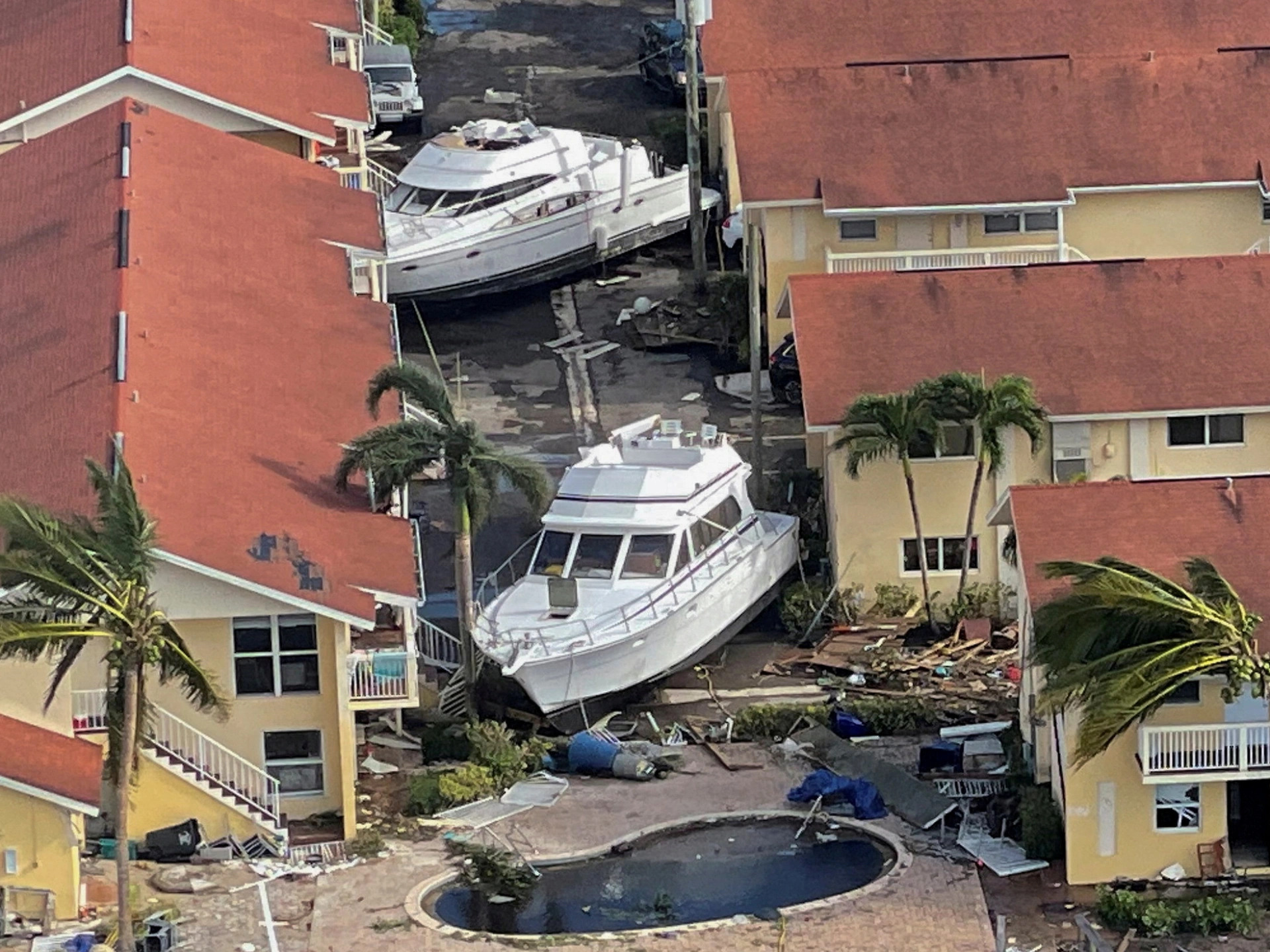 Florida'yı vuran kasırga sonrası korkunç görüntüler: Tekneler sokaklara savruldu timsahlar otoyola çıktı