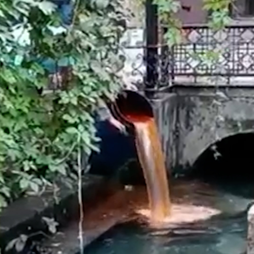 Şanlıurfa'da tarihi Gümrük Hanı kanalına bulaşık suyu döküldü