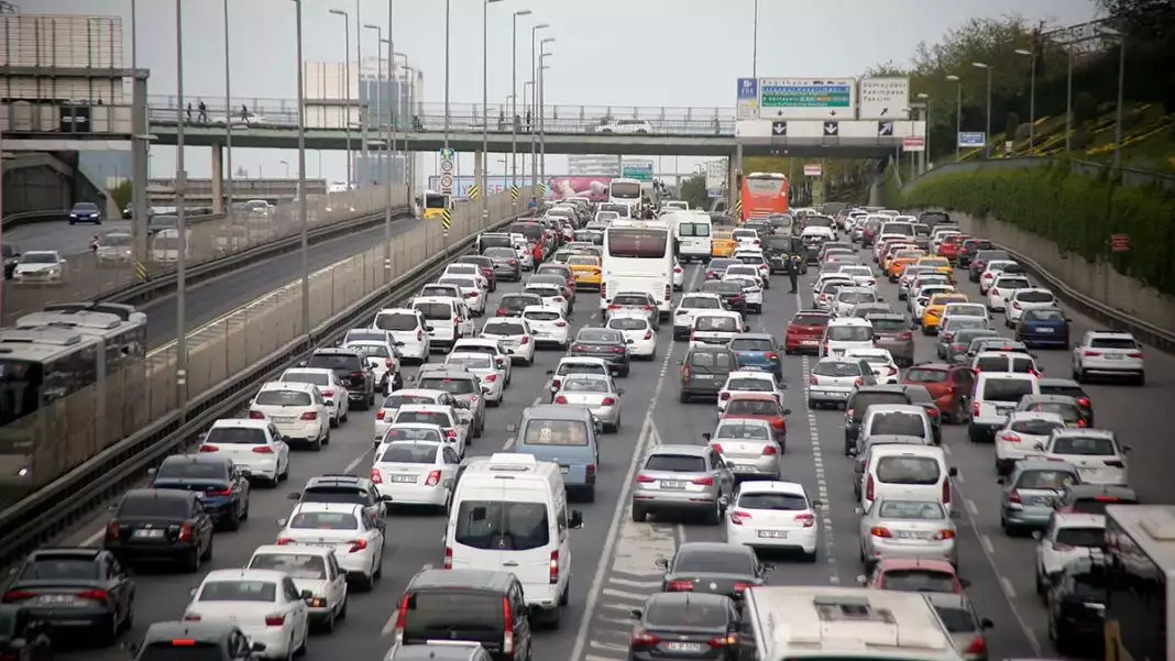 İstanbul'da trafik yoğunluğu yüzde 58'i gördü: Araçlar durma noktasına geldi