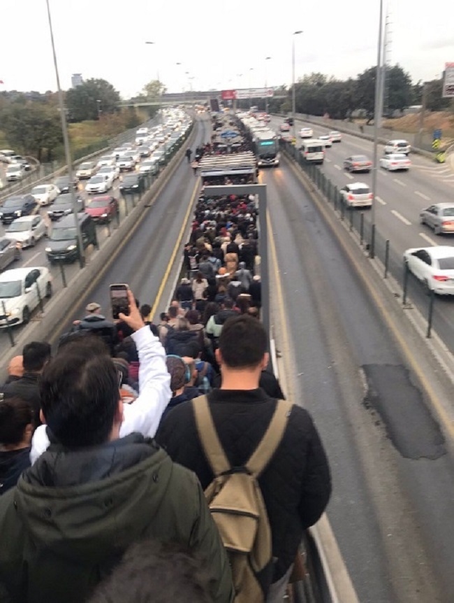 İstanbul'un metrobüs çilesi bitmiyor: Vatandaşlar Altunizade üst geçidinde  dakikalarca beklemek zorunda kalıyor | İstanbul Haberleri