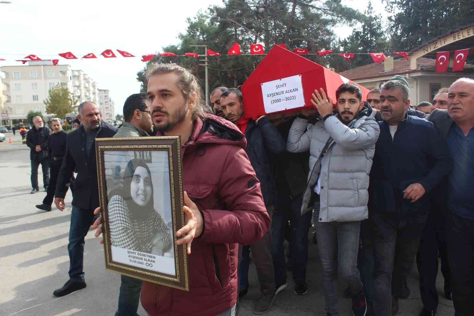 Faciayı şehit öğretmen önlemiş: Ayşenur Alkan son yolculuğuna uğurlandı