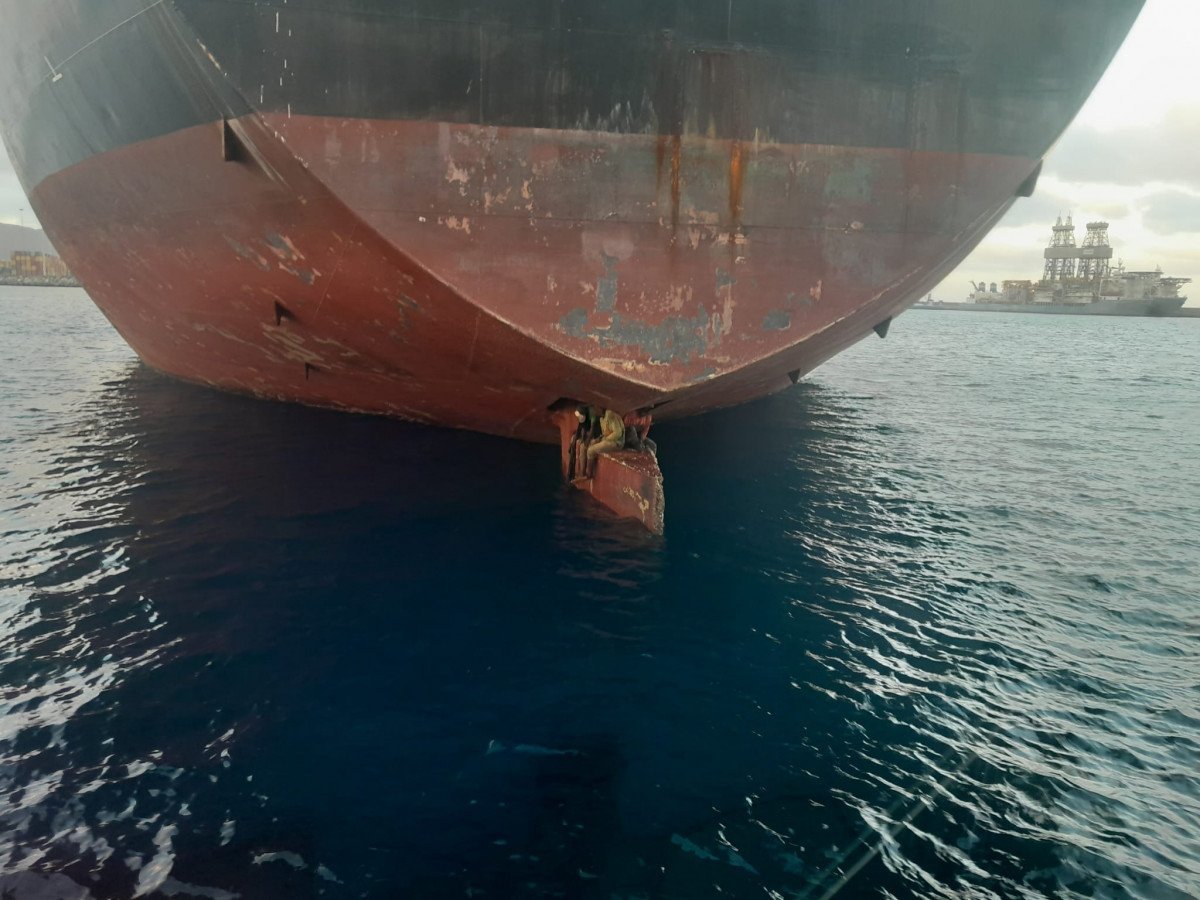 Gemi dümeninde yolculuk yapan üç kaçak göçmen 11 gün sonra fark edildi