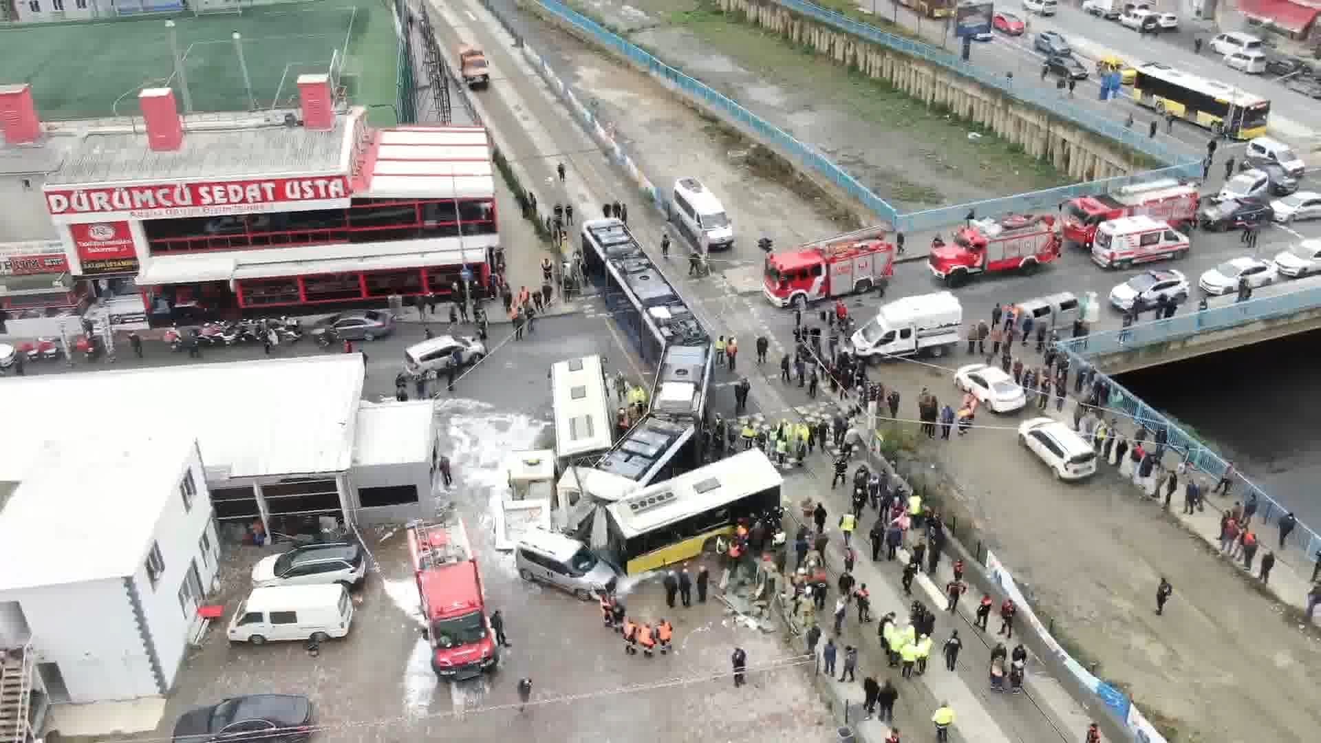 Alibeyköy'de tramvay ile İETT çarpıştı: Korkunç kaza kamerada