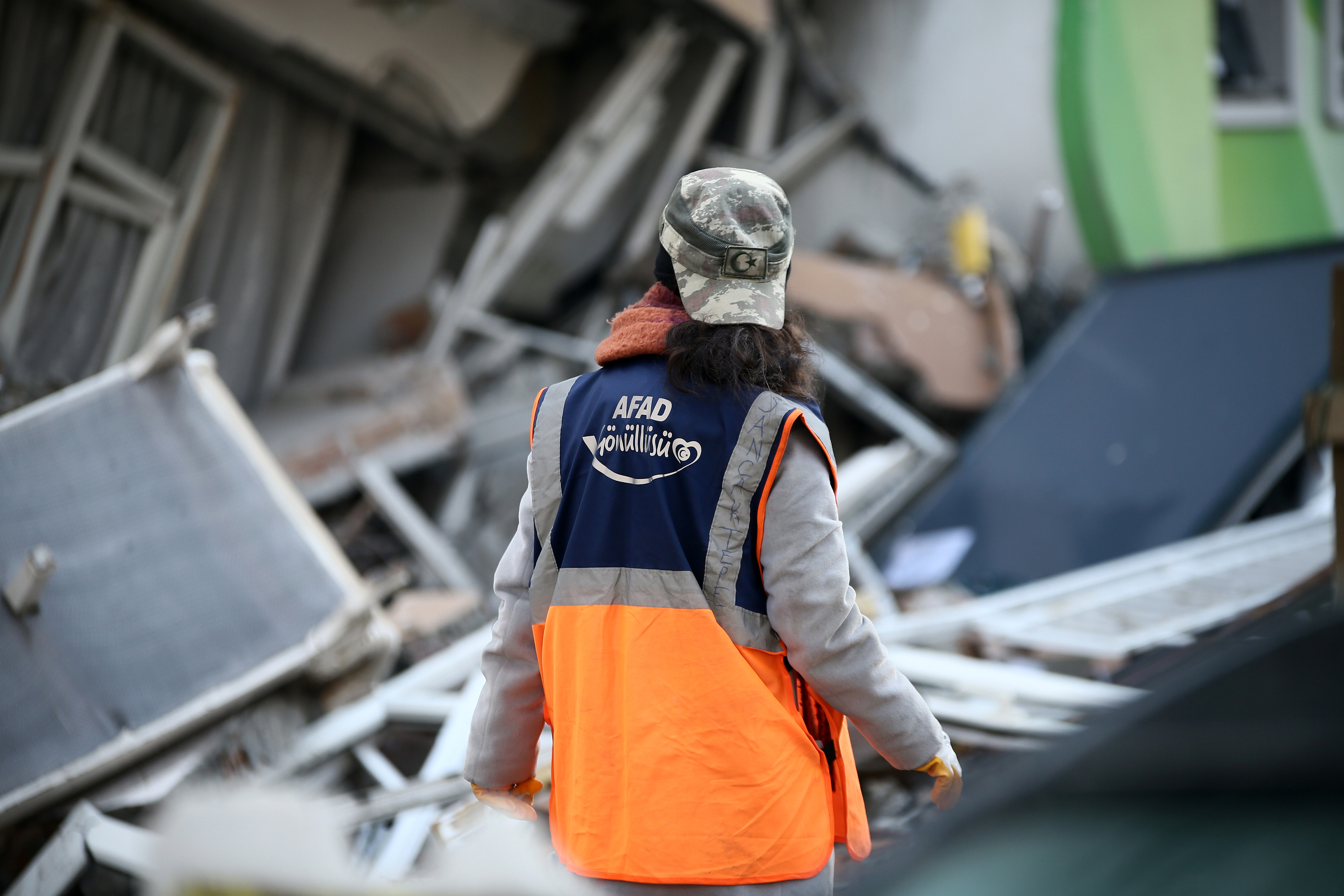 Depremden 30 saat sonra bina enkazlarından iki kadın sağ çıkarıldı