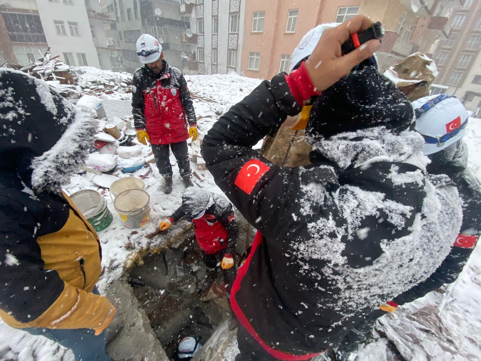 Van'dan deprem bölgesine giden ekipler enkaz altından 9 kişiyi kurtardı