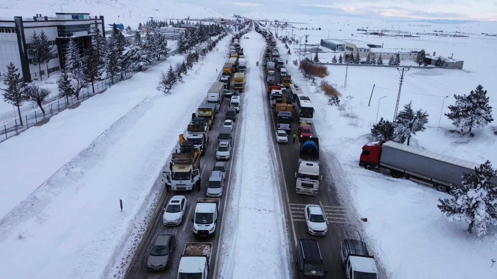 Deprem bölgesine giden araçlar 10 kilometrelik kuyruk oluşturdu