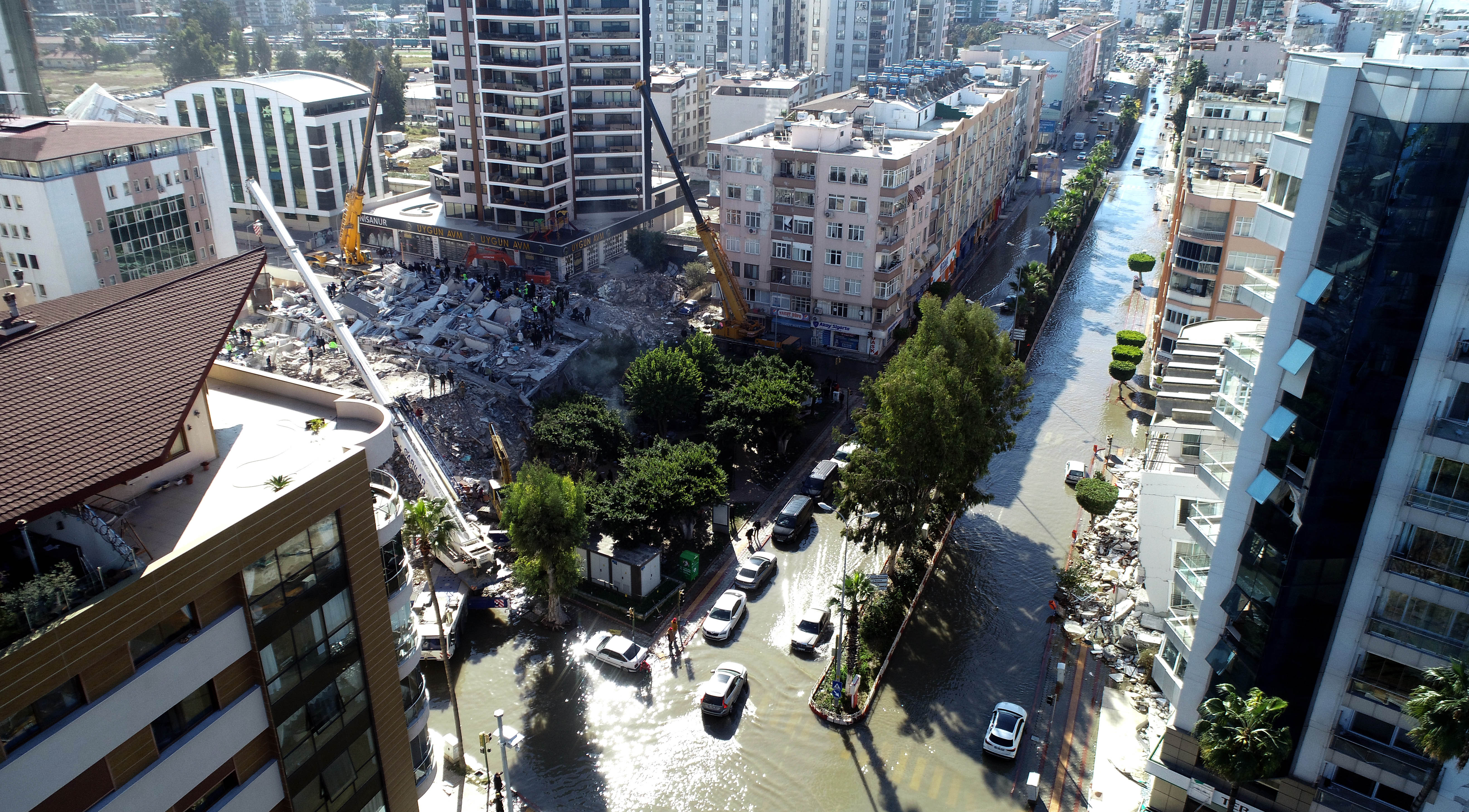 İskenderun'da deniz seviyesi yükseldi: Binalar boşaltıldı