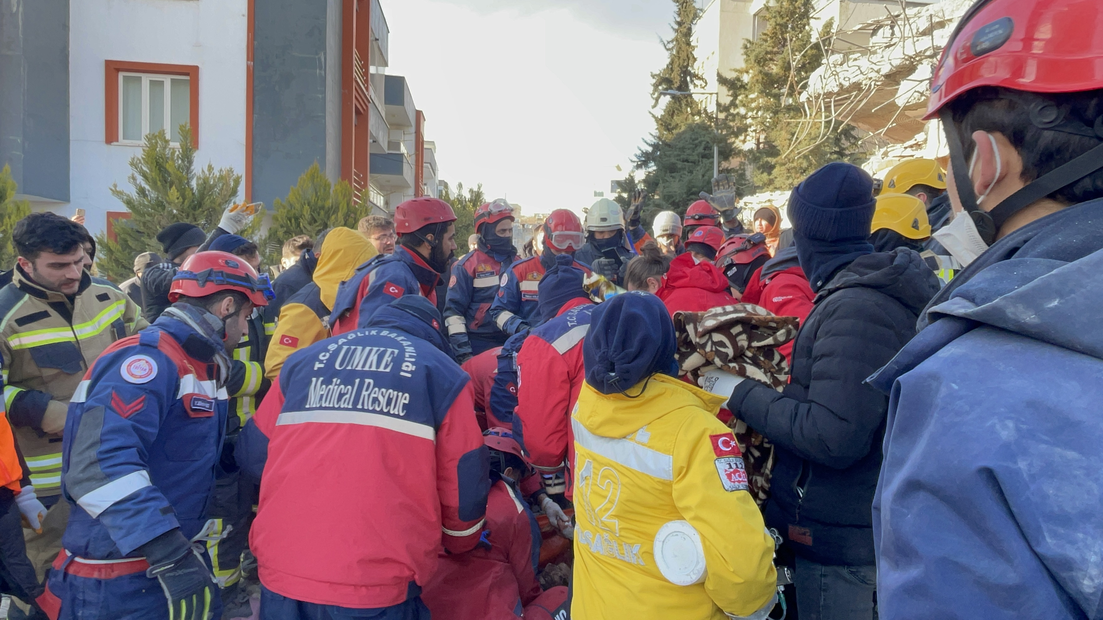 Adıyaman'daki enkazdan 60 saat sonra yaralı kurtarıldı