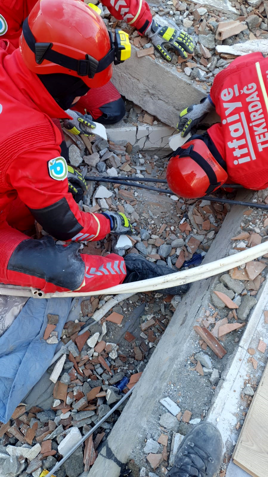 Hatay İskenderun'da 15 yaşındaki Gül, 53 saat sonra kurtarıldı