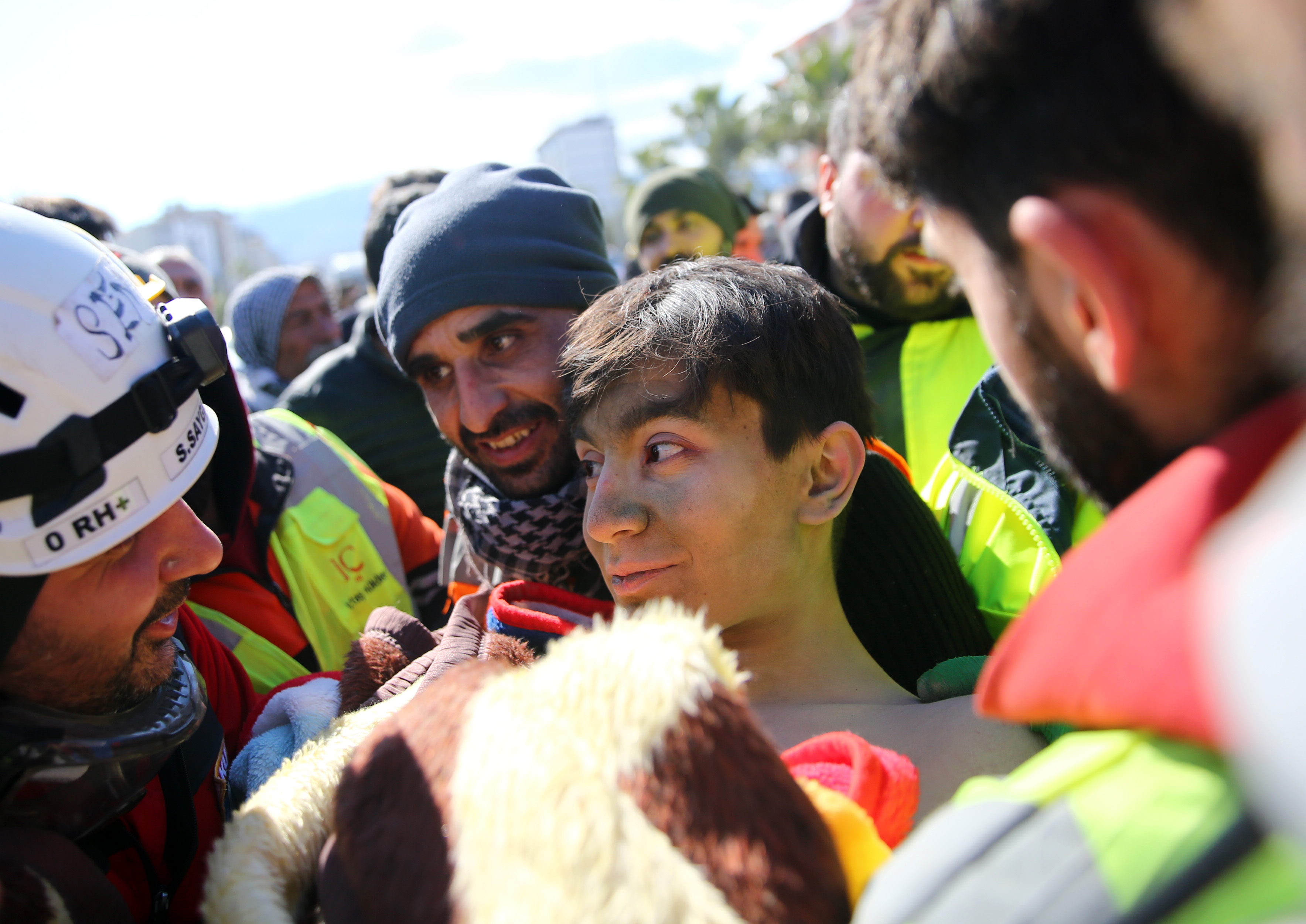 Enkaz altında kalan 16 yaşındaki çocuk 56 saat sonra kurtarıldı