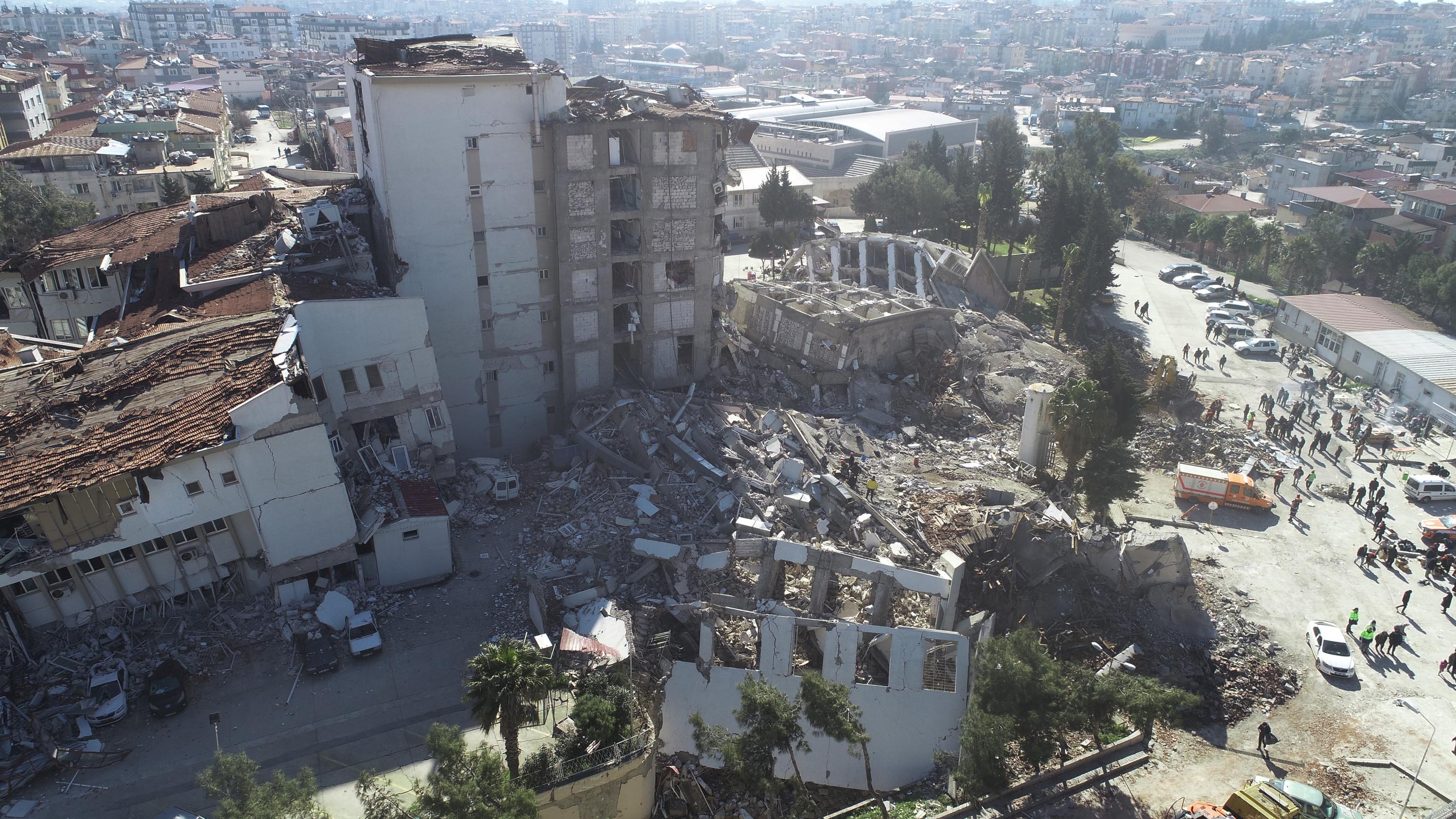 Umutlu bekleyiş: Hatay'da yıkılan hastane ek binasında arama-kurtarma çalışmaları sürüyor