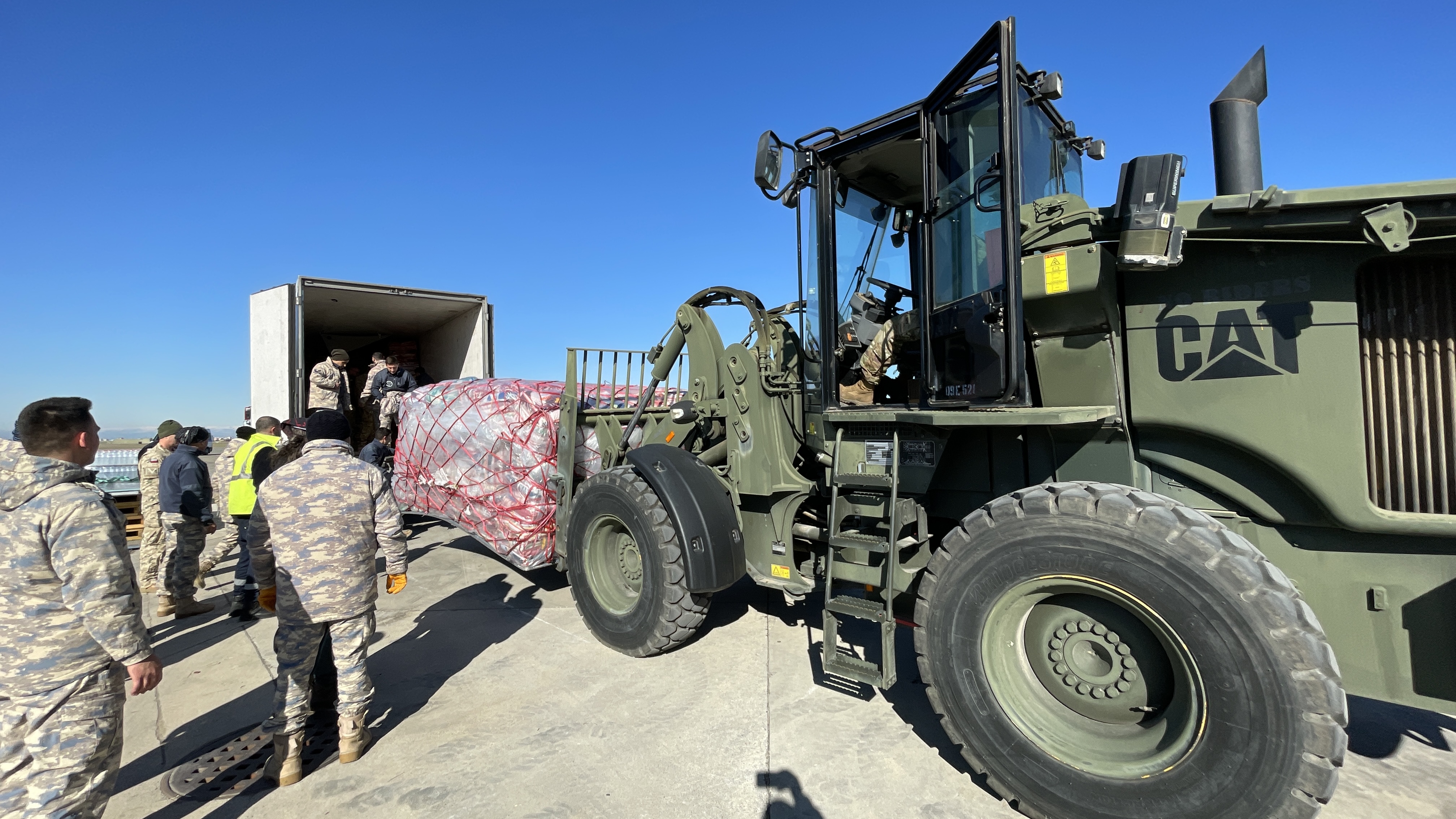 İncirlik Üssü'nden depremzedelere yardım malzemesi sevkiyatı sürüyor