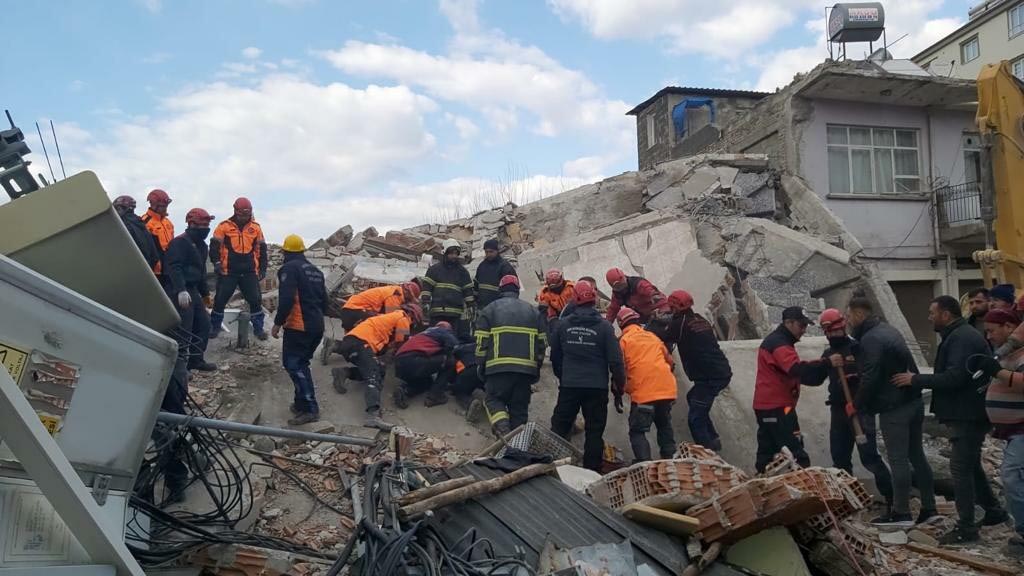 Osmaniye'de artçı deprem: 4 katlı bina yıkıldı