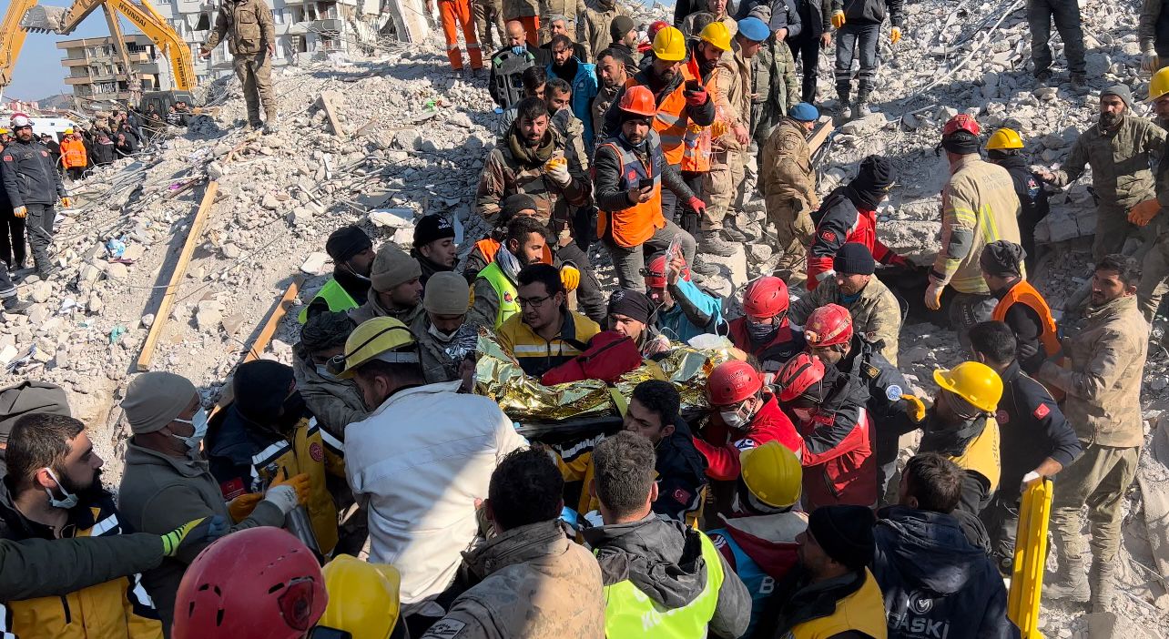 Depremin 132. saatinde bir kadın enkazdan kurtarıldı