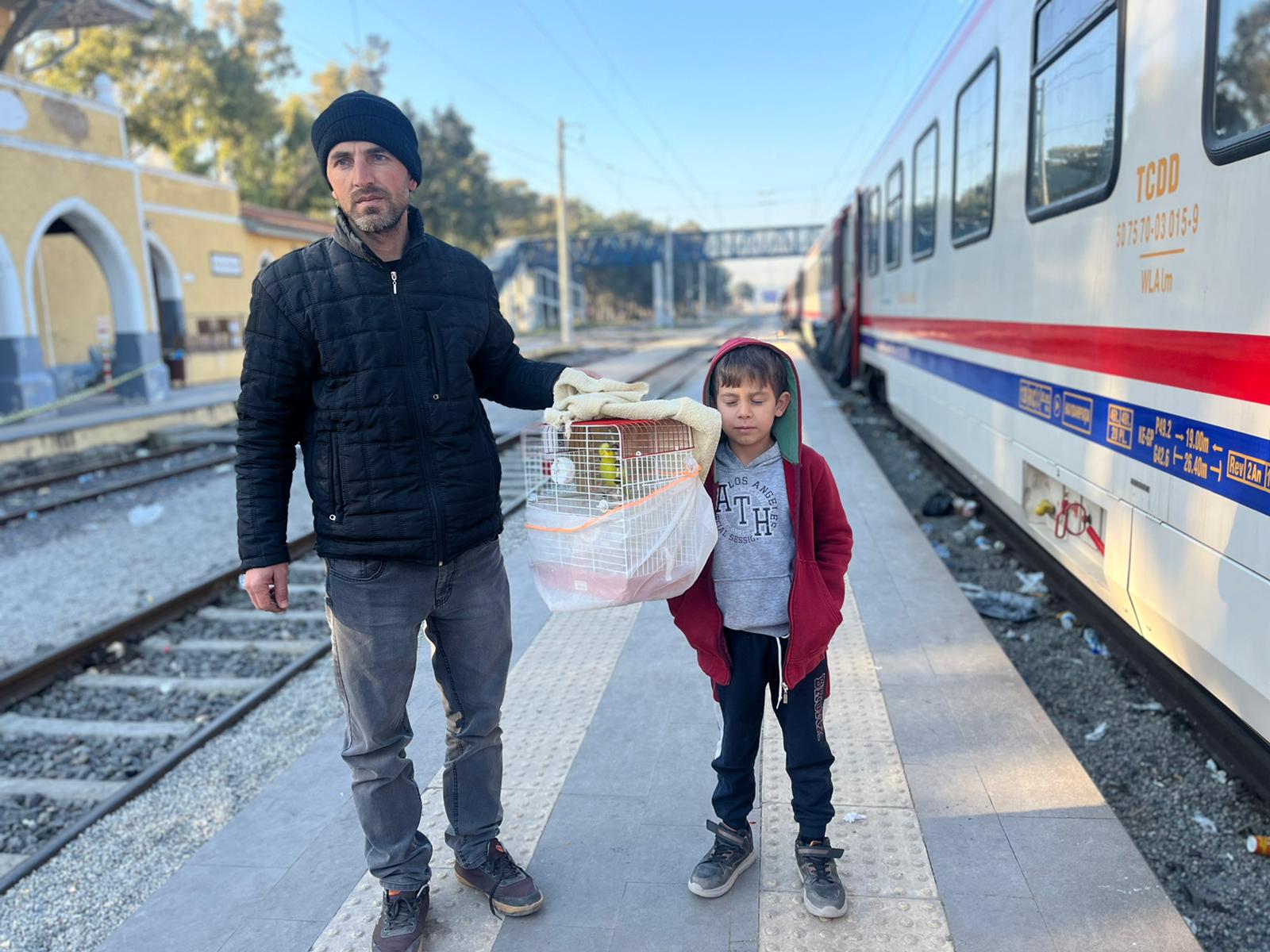 Depremde evindeki her şeyi bırakıp, kuşlarını kurtardılar