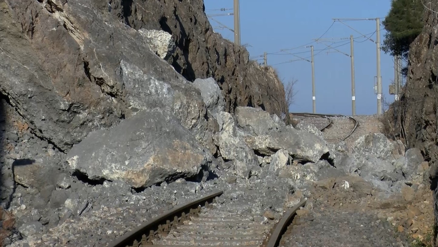 Depremde 6 tren devrildi: Kayalar raylara düştü