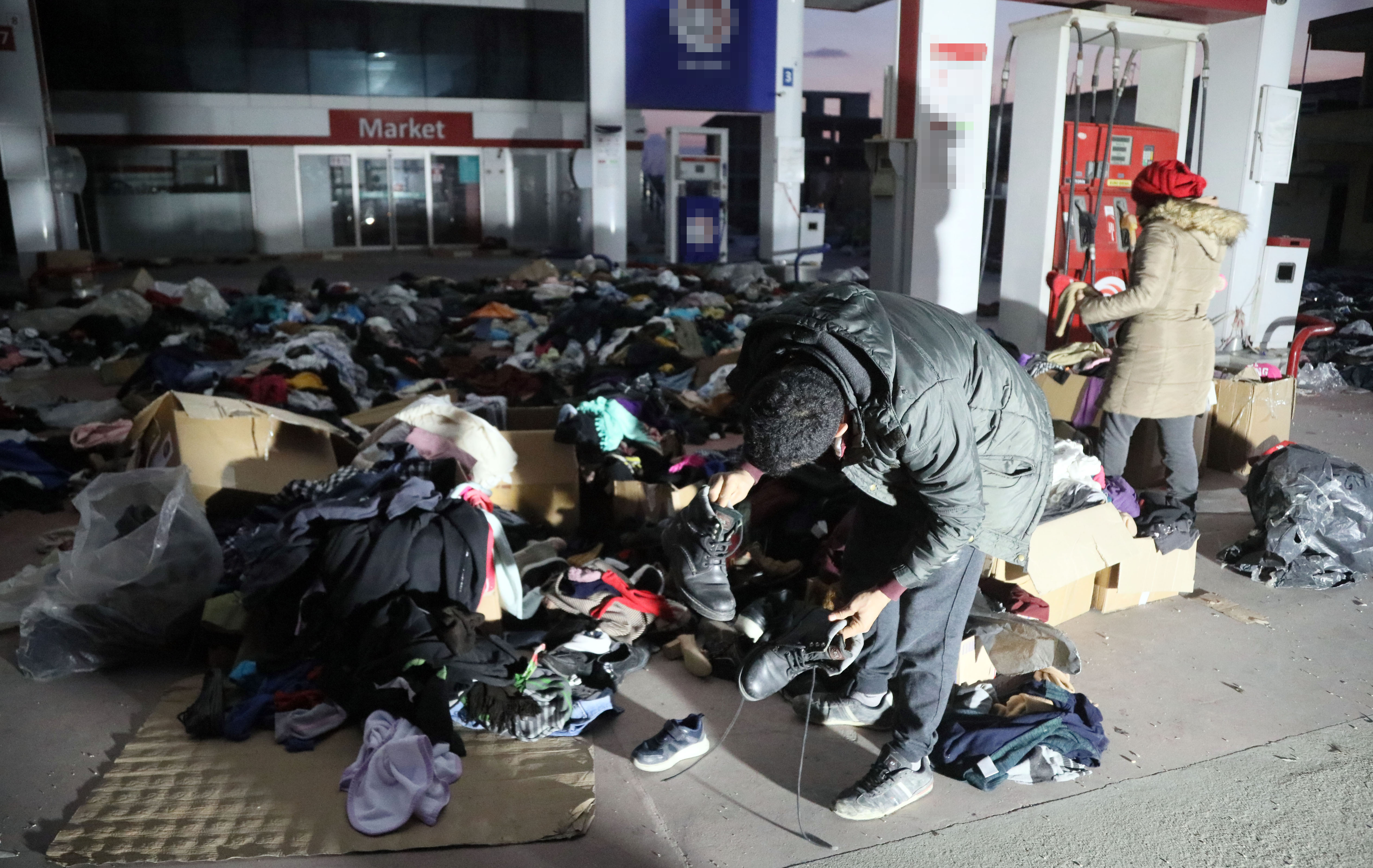 AFAD'da sıra beklememek için yardım malzemelerini cadde ve sokaklara bıraktılar