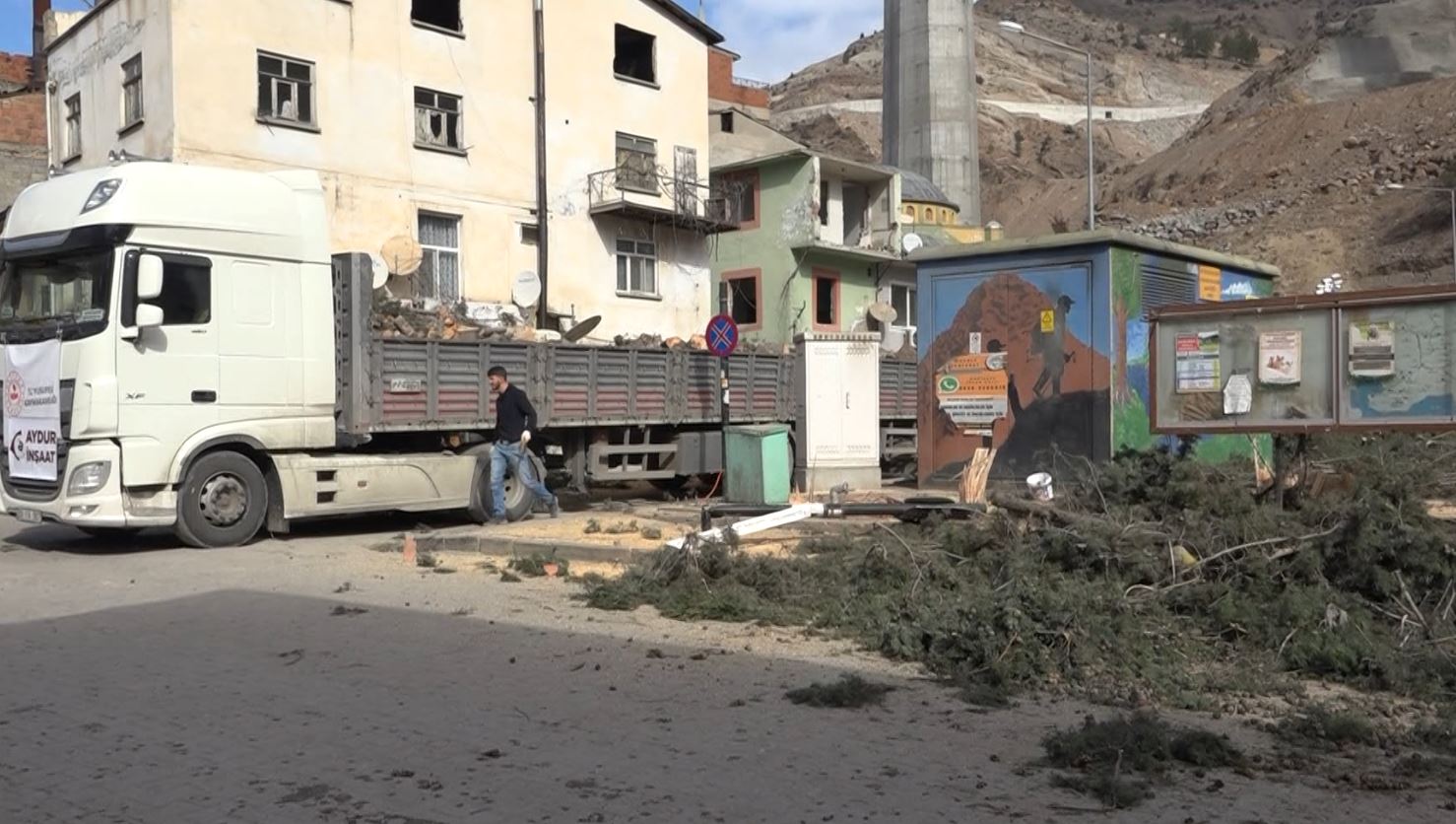 Ağaçlar Yusufeli Barajı ile sular altında kalacaktı: Şimdi depremzedeleri ısıtacak