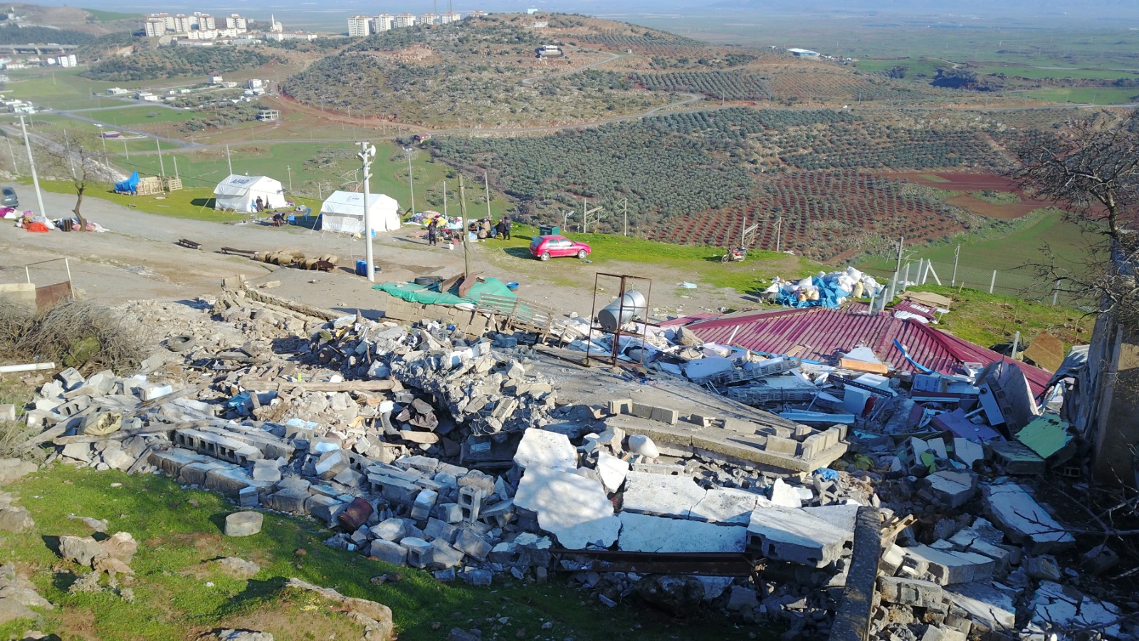 Depremde kayalar yuvarlanıp evlerin üzerine düştü