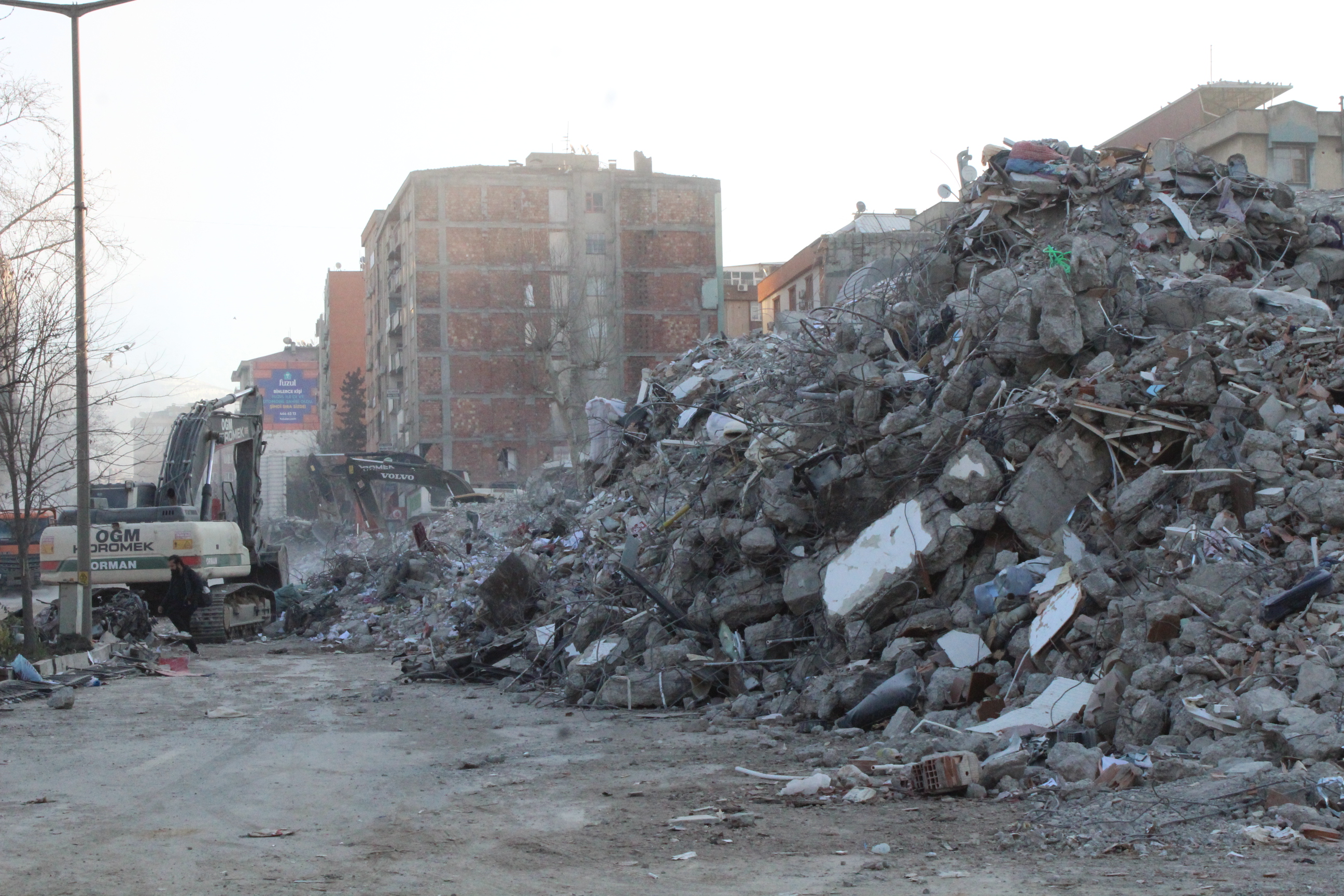 Depremde 15 akrabasını kaybetti: 16 yaşındaki yeğeni için umutla bekliyor