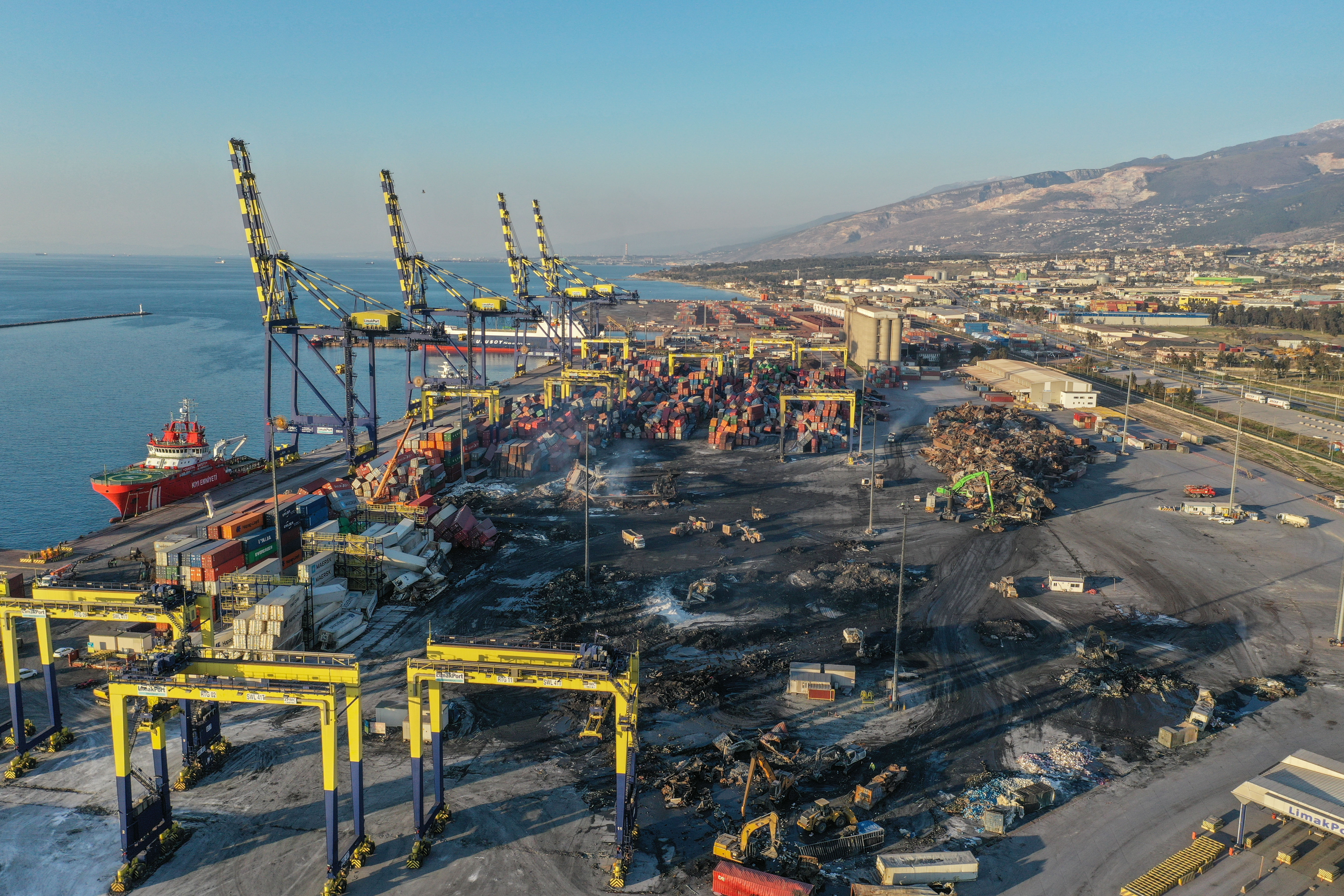 İskenderun Limanı'ndaki yangında kullanılamaz hale gelen konteynerler kaldırılıyor