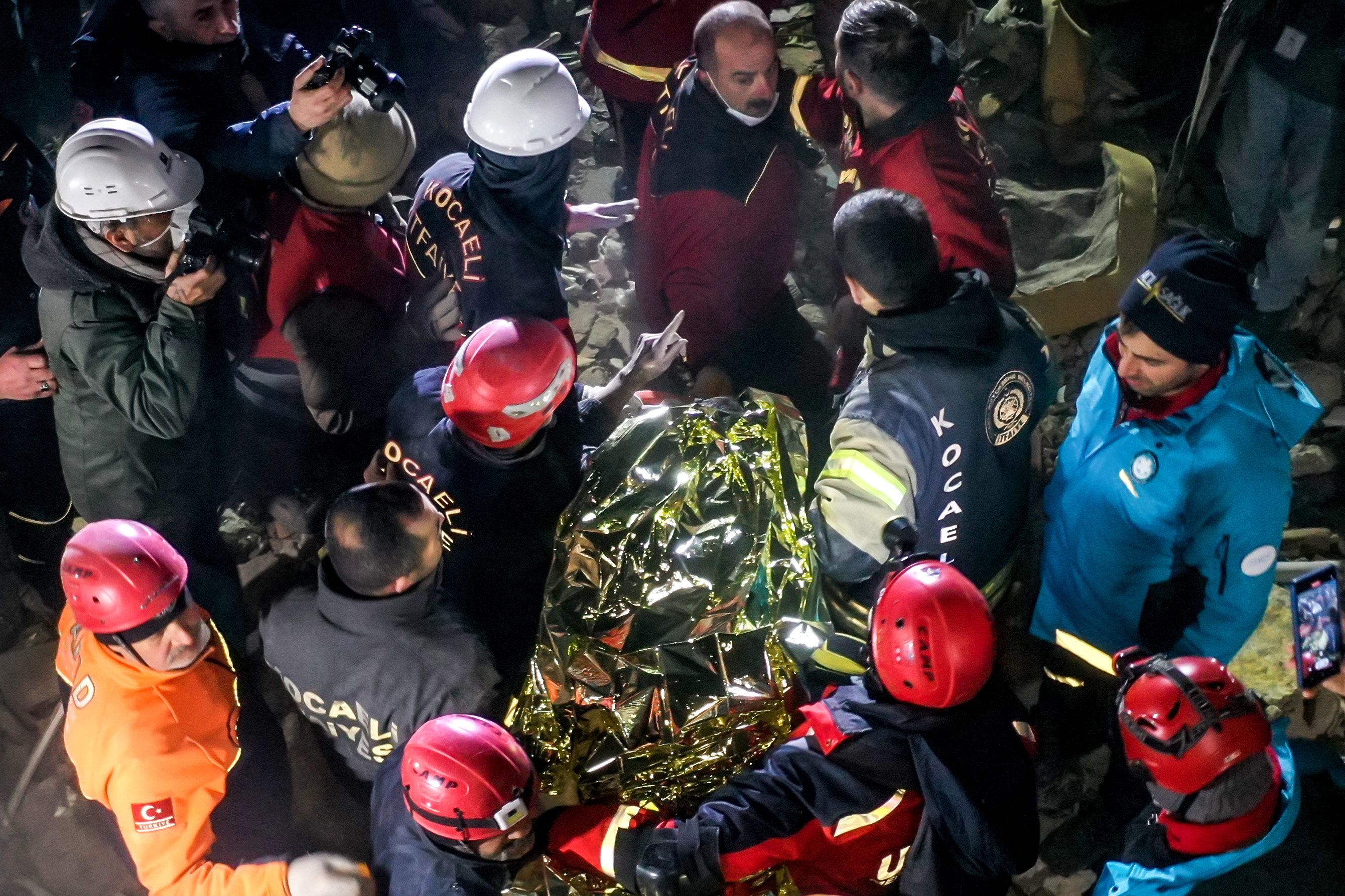 Hatay Antakya'da depremin 209'uncu saatinde karı koca enkazdan kurtarıldı