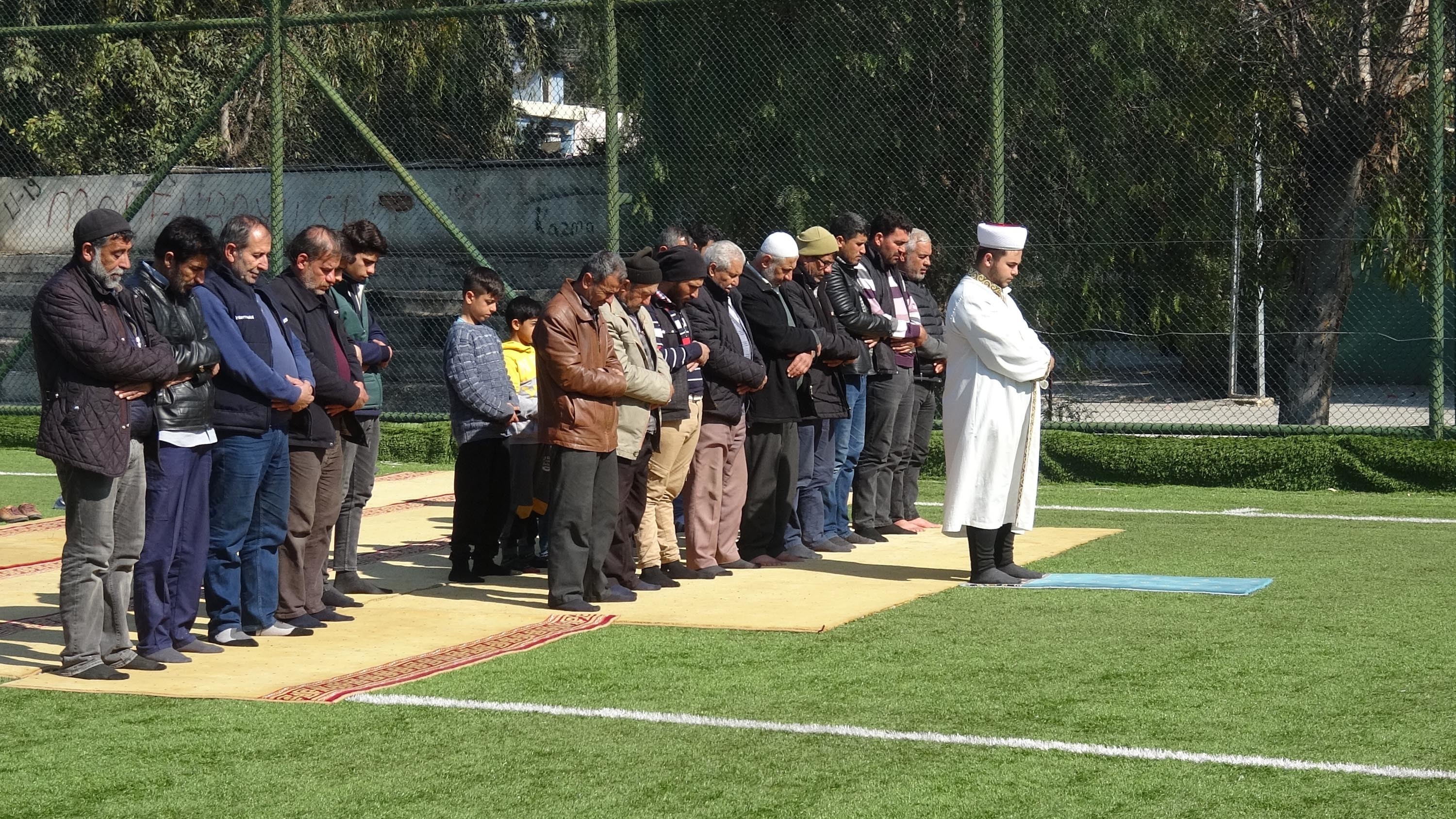 Depremzedeler suni çim sahada namaz kıldı